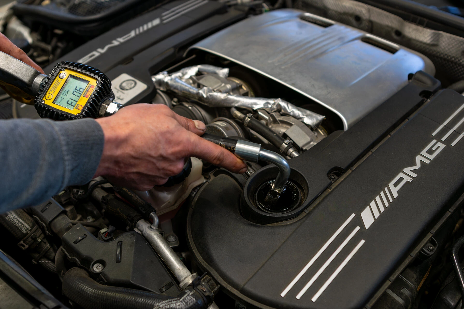 Olie bijvullen in de werkplaats