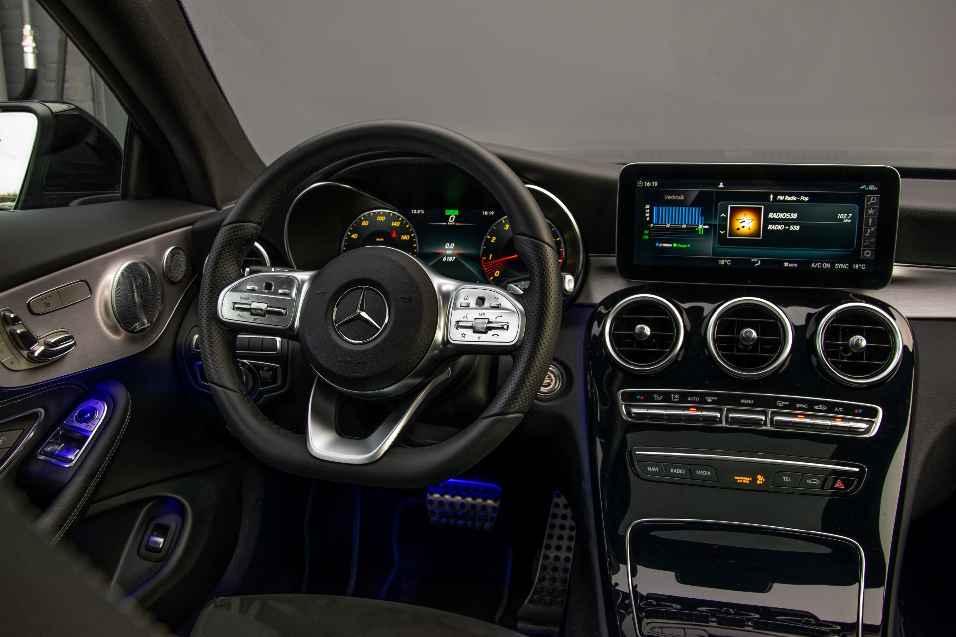 Mercedes-Benz C-Klasse Coupé 300 AMG Night Panorama Burmester/Assistentiepakket/Memory/MBUX/Camera Aut9 Foto 5