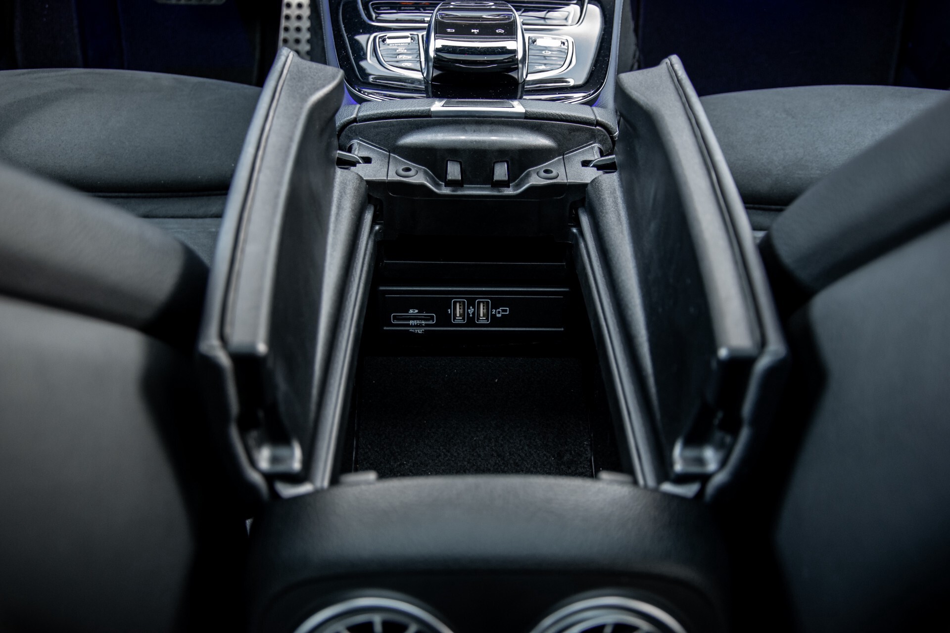Mercedes-Benz E-Klasse Coupé 200 AMG Panorama/Night/Carbon/Premium/Widescreen/ILS Aut9 Foto 46