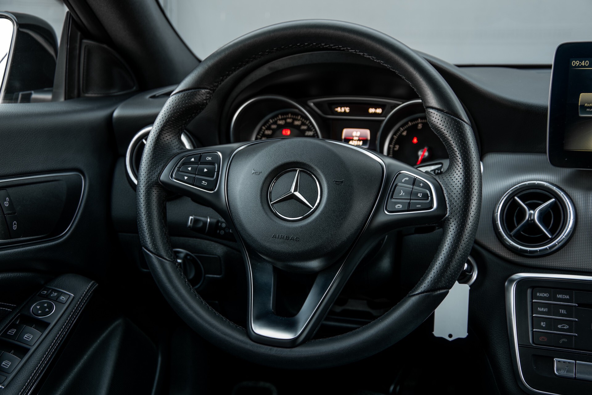 Mercedes-Benz CLA-Klasse 180 Urban Mediadisplay/Stoelverwarming/LED Aut7 Foto 6