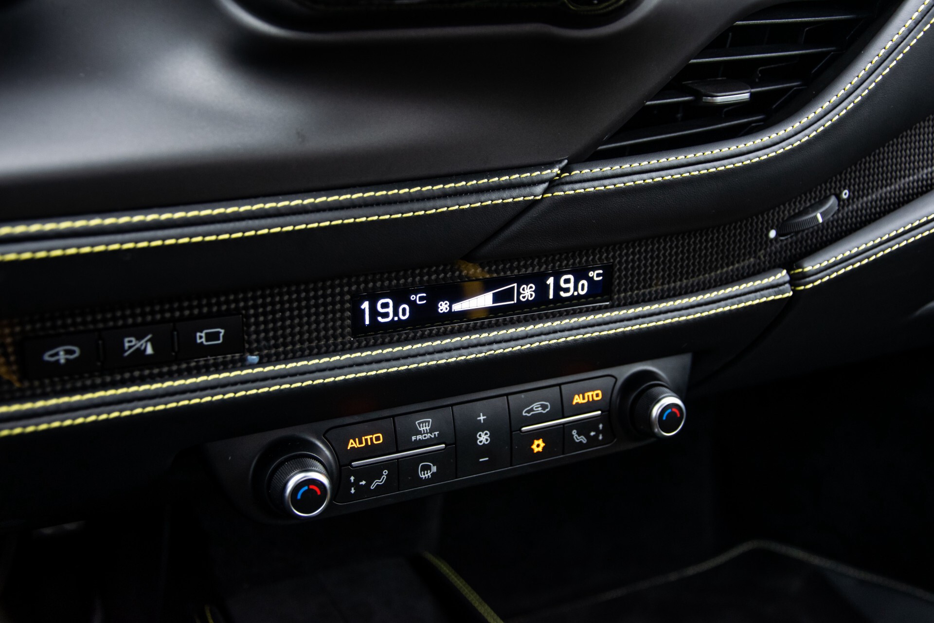 Ferrari F8 Tributo 3.9 V8 HELE Novitech Full Carbon/Lift/Racing Seats/Passenger Display/Hifi Foto 42