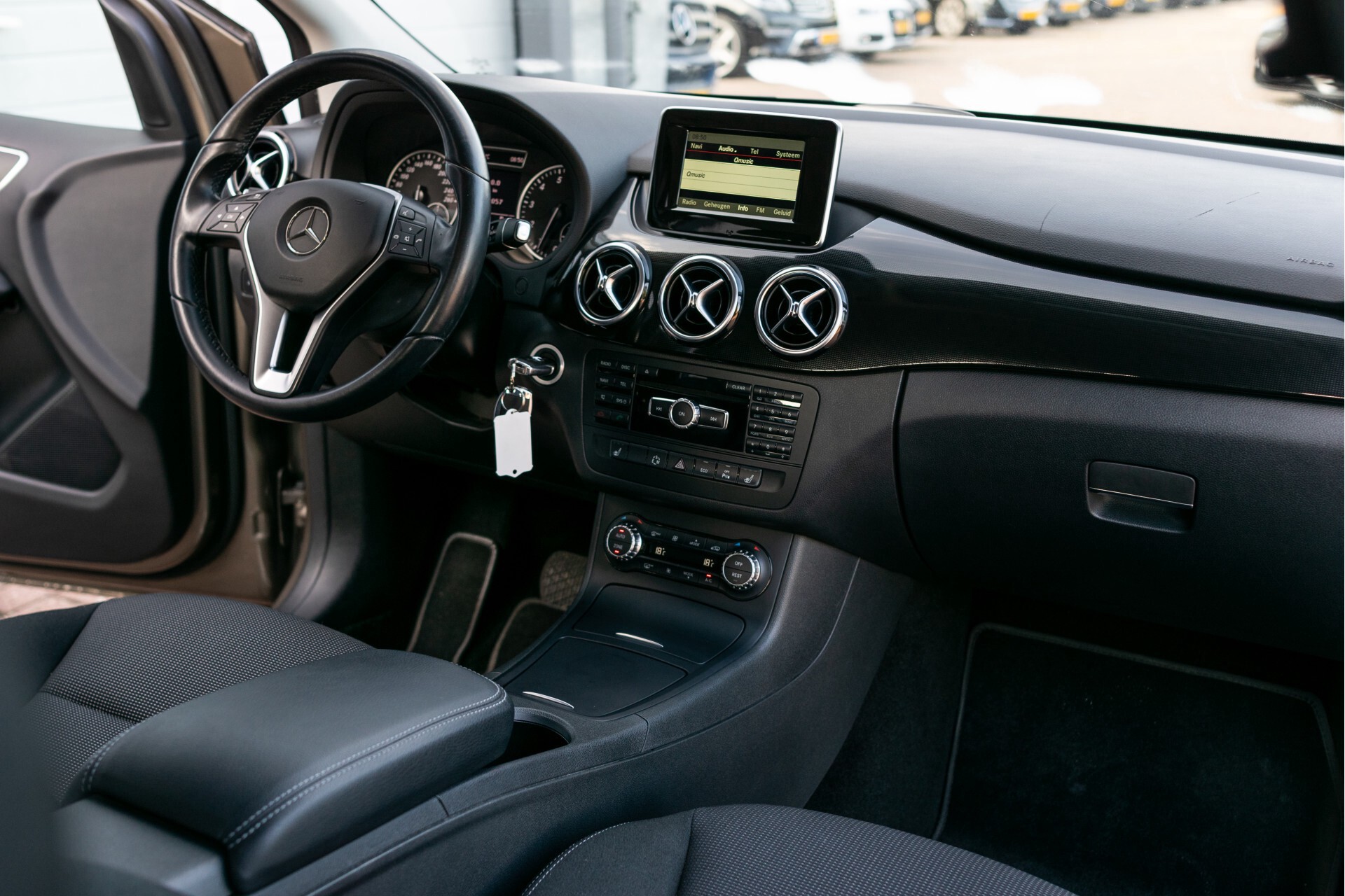 Mercedes-Benz B-Klasse 200 Style | Auto trekhaak | Bi-xenon | Camera | PTS | ECC | Verwarmde Stoelen | Aut7 Foto 5