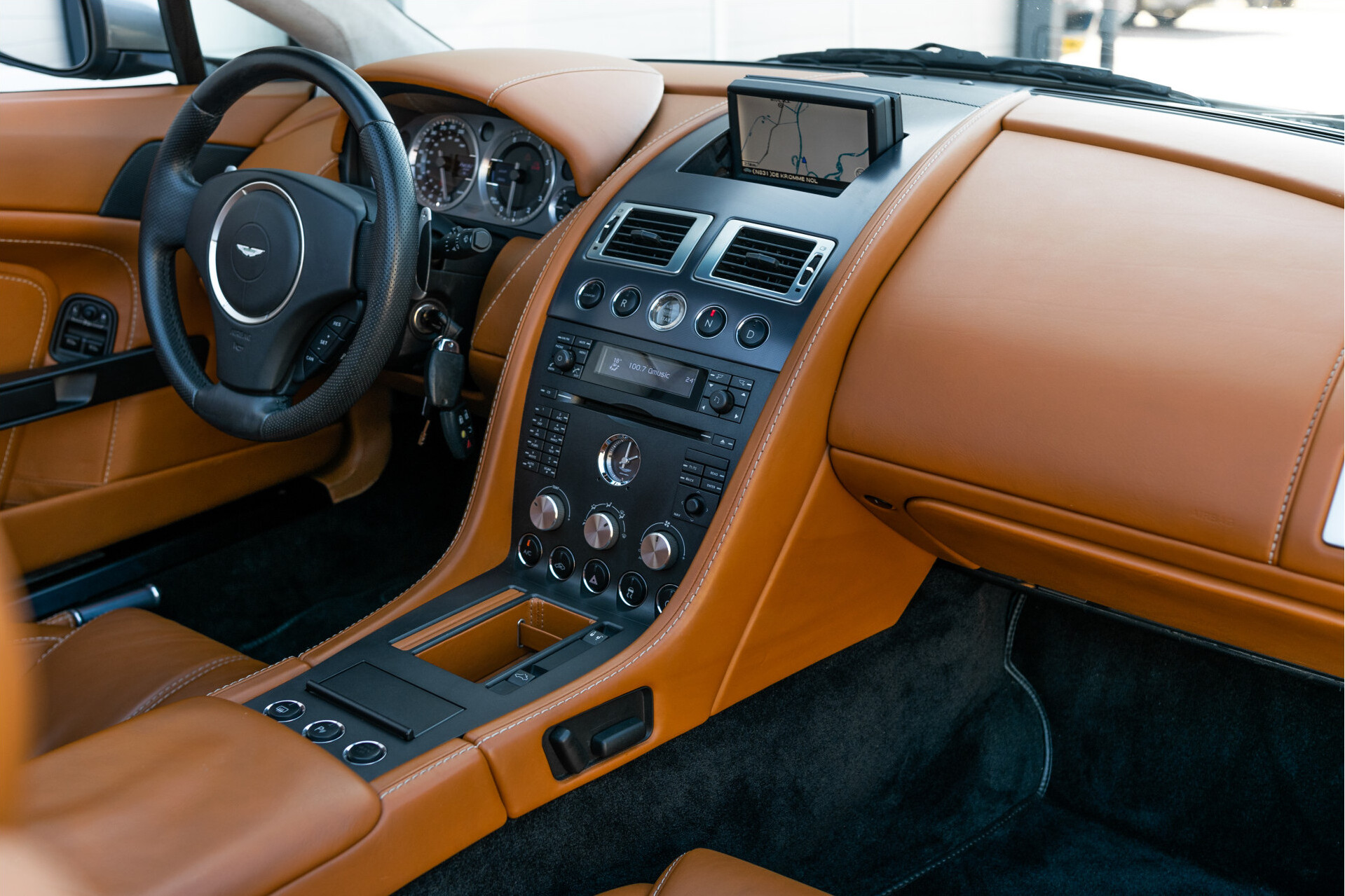 Aston Martin V8 Vantage Roadster 4.3 V8 Sportshift Dealer onderhouden | Full options Foto 8