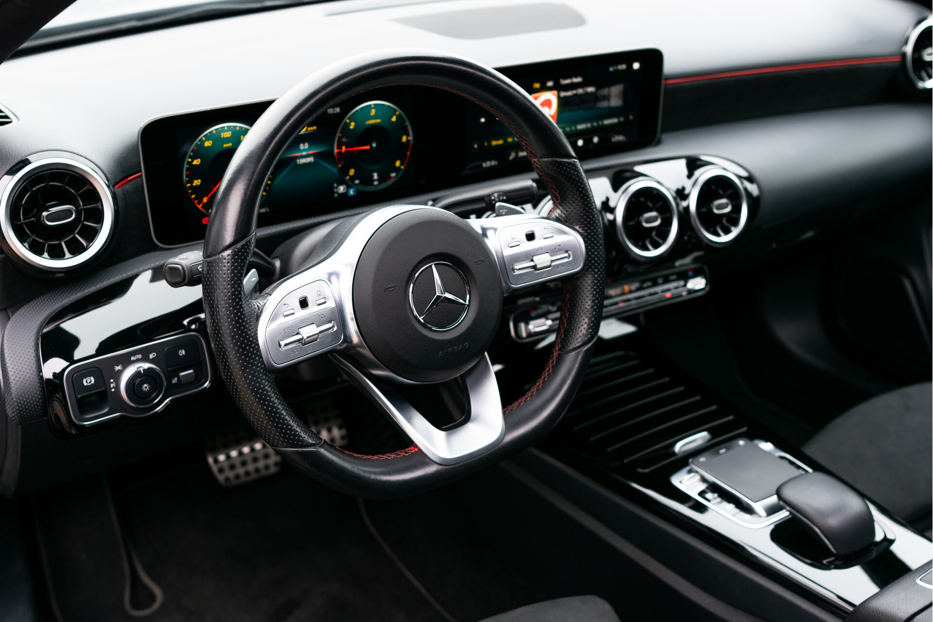 Mercedes-Benz A-Klasse 180 d AMG Night|Panorama|MBUX|Trekhaak|LED|Verw-stoelen|Aut7 Foto 20