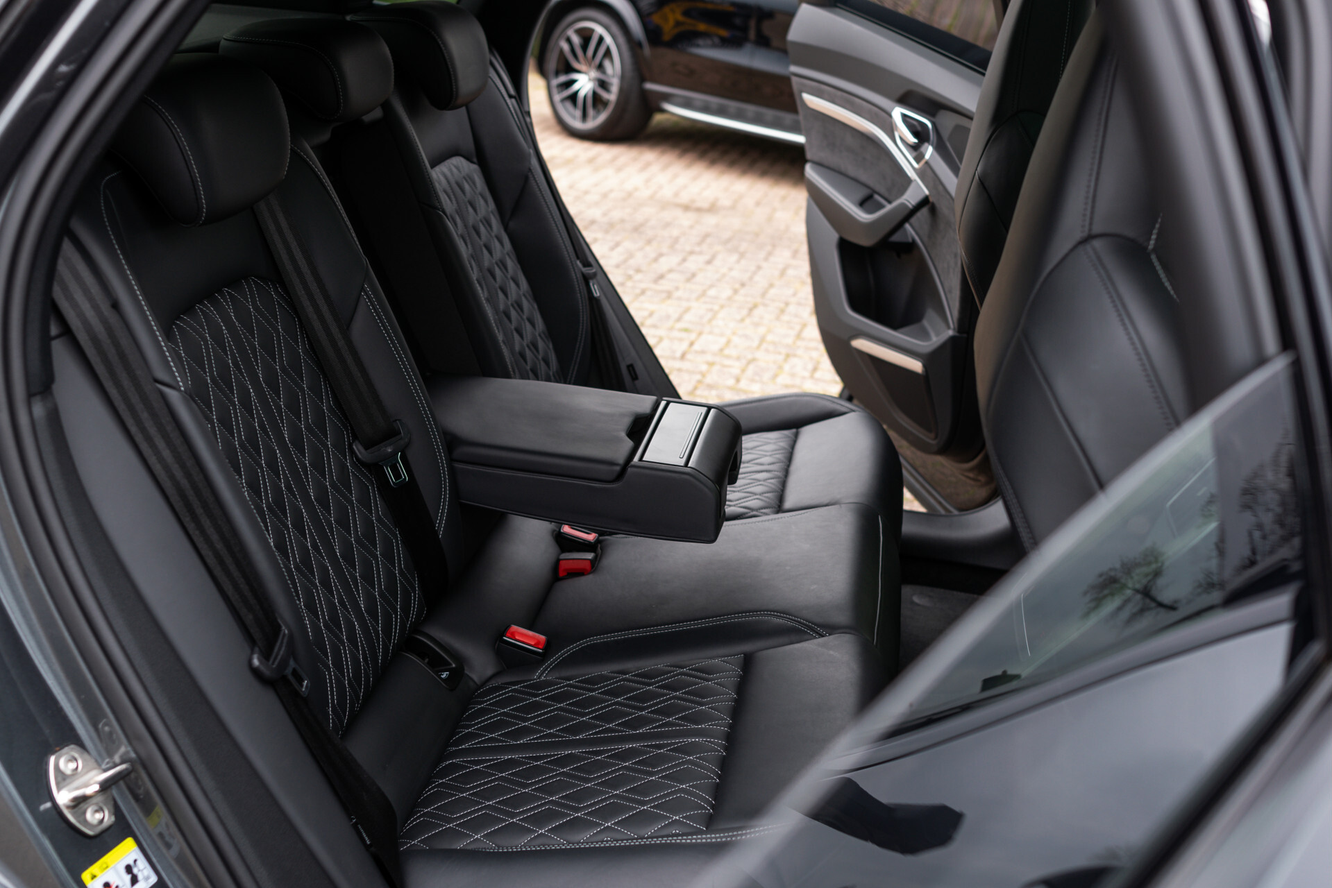 Audi e-tron Sportback EX BTW 50 Quattro S Edition 71 kWh Blackline|22"|Matrix|ACC|Keyless|Panorama|Ruitleder Foto 4