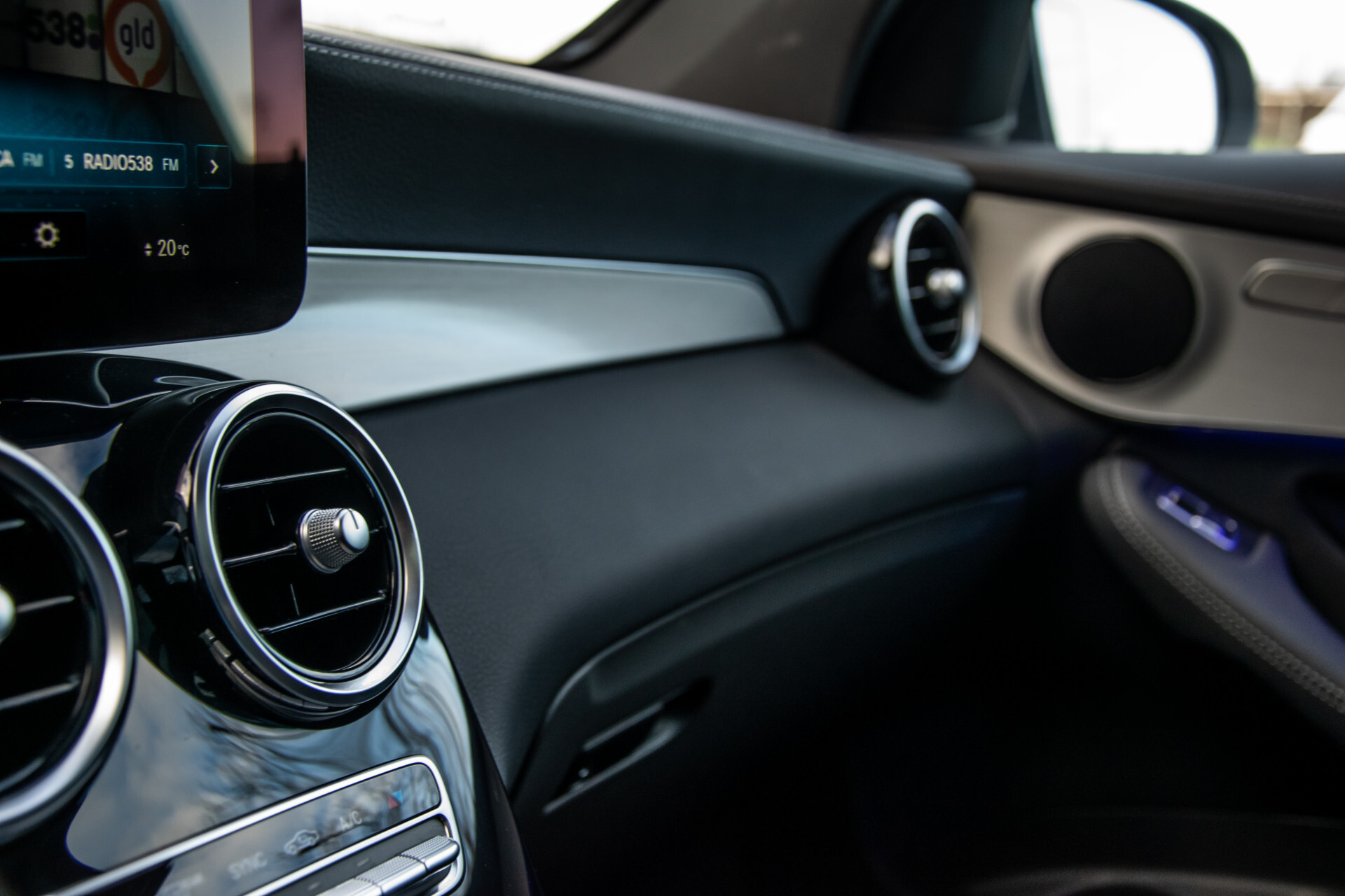 Mercedes-Benz GLC 300 4-M AMG Panorama/Keyless/Assistentiepakket/MBUX/Wegkl-trekhaak Aut9 Foto 29