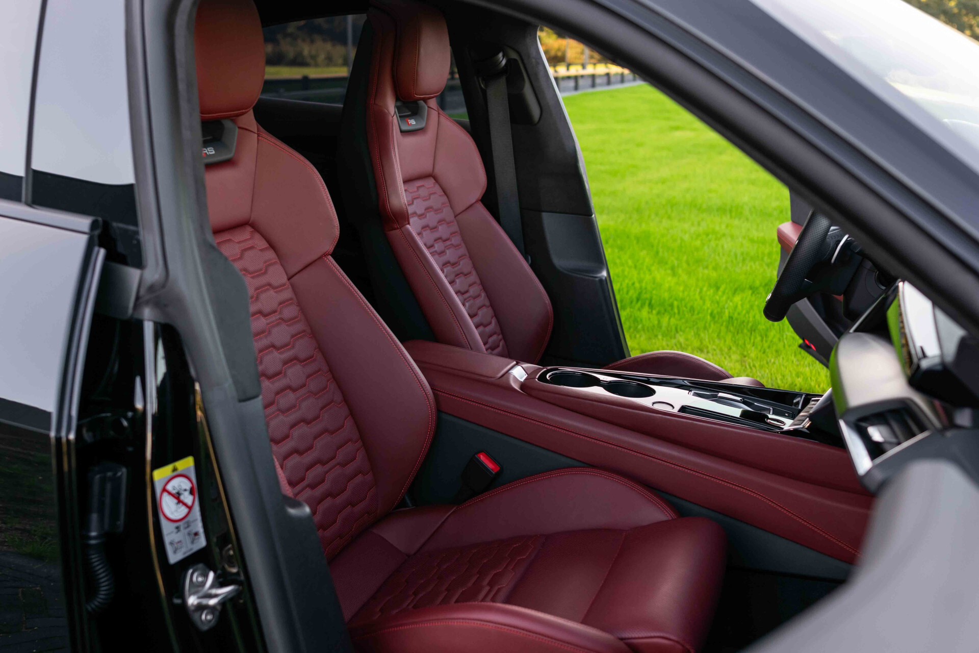 Audi e-tron GT RS 93 kWh 600 pk B&O|21"|Carbid Brakes|Laser|HUD|Alcantara|Assistentie Plus|Standkachel/koeling Foto 3