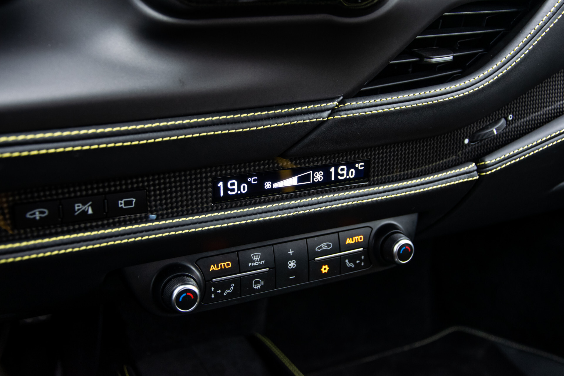 Ferrari F8 Tributo 3.9 V8 HELE Full Carbon|Lift|Racing Seats|Passenger Display|JBL|Camera Foto 43