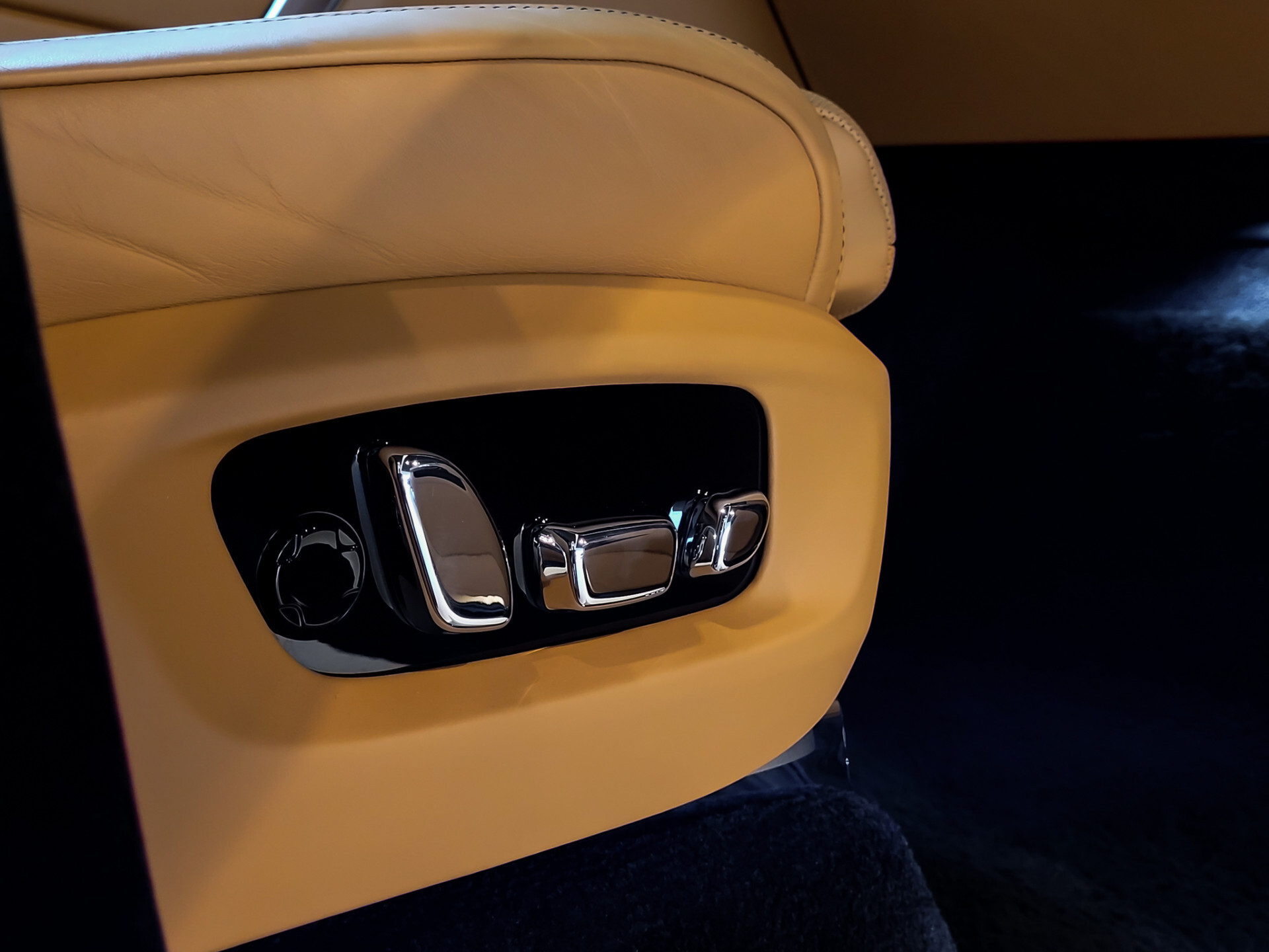 Rolls-Royce Cullinan 6.75 V12 Driving Assistant|Entertainment|Klaptafels|Panorama|Sterrenhemel|Mansory|5-persoons|New Service Foto 39