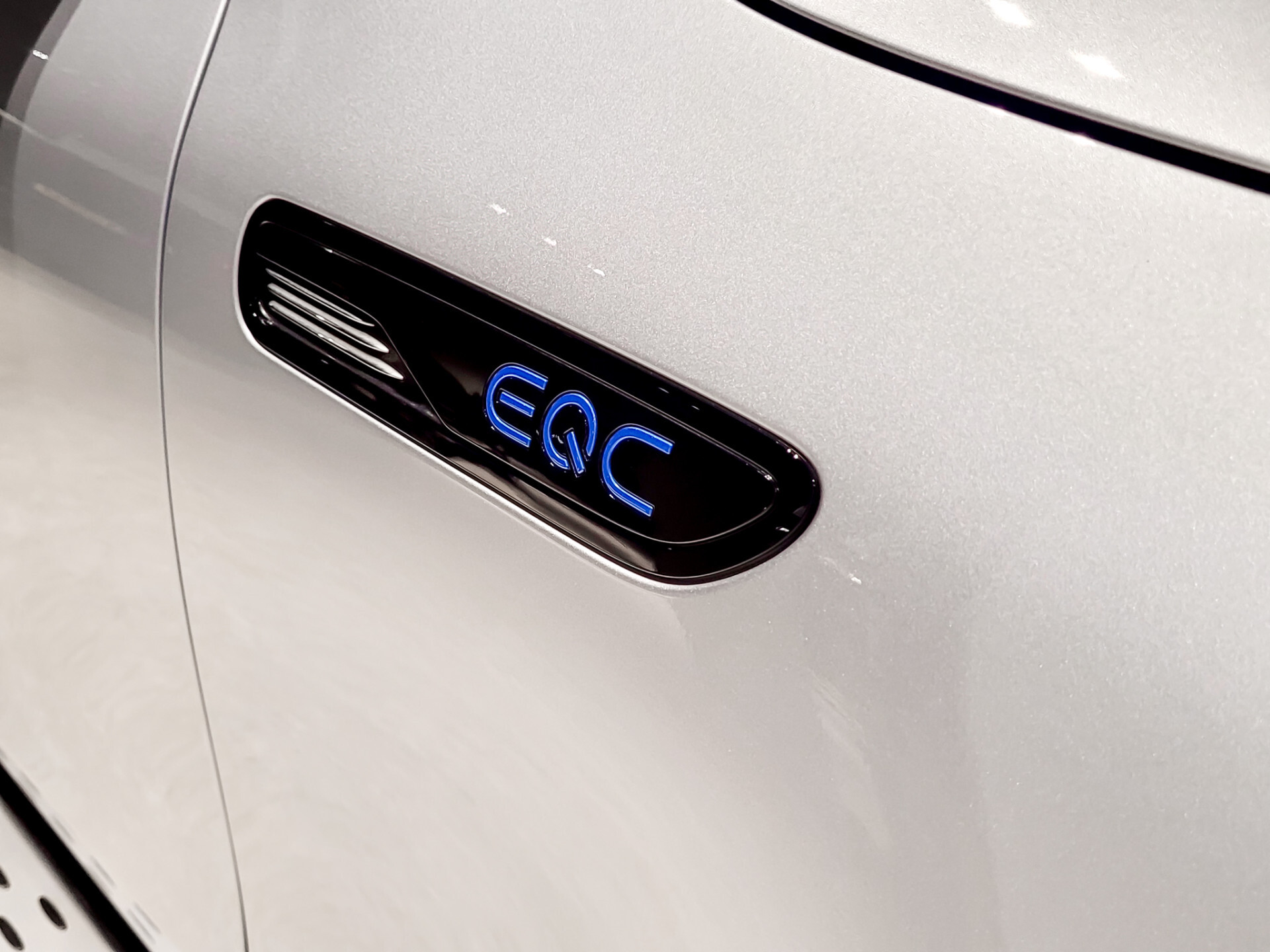 Mercedes-Benz EQC 400 4-M AMG Distronic|Keyless|360|Burmester|Trekhaak|Treeplanken|Incl. BTW Foto 15