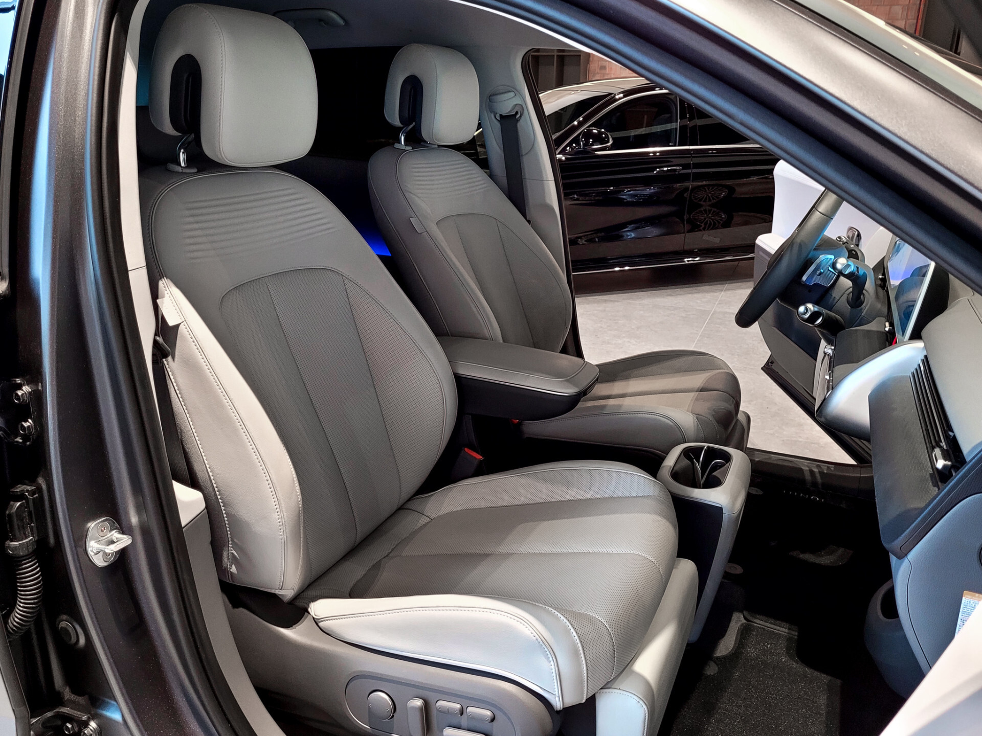 Hyundai IONIQ 5 77 kWh Lounge AWD Garantie 26-10-2029 | Nieuwprijs €63995 Foto 3