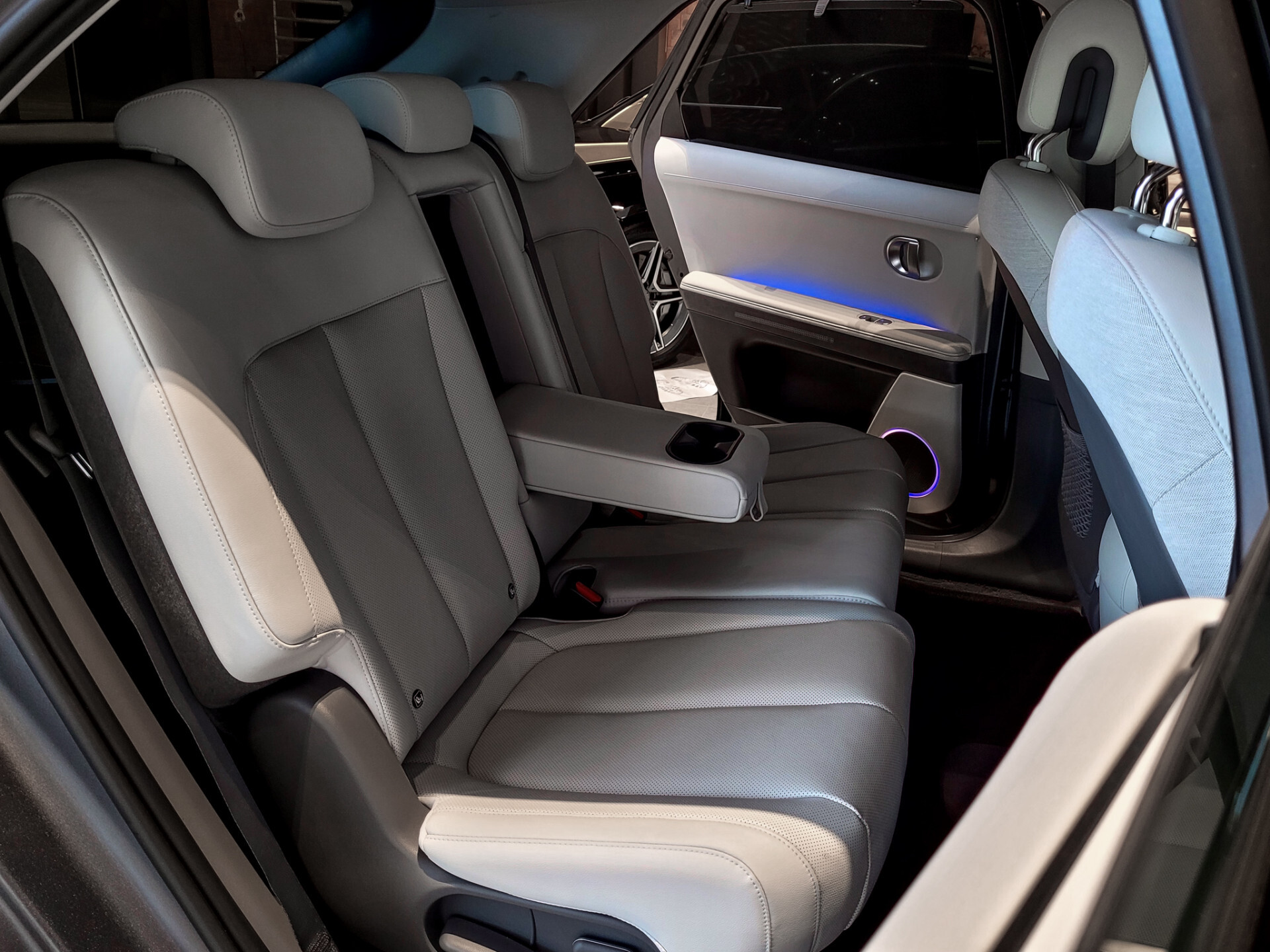 Hyundai IONIQ 5 77 kWh Lounge AWD Garantie 26-10-2029 | Nieuwprijs €63995 Foto 4