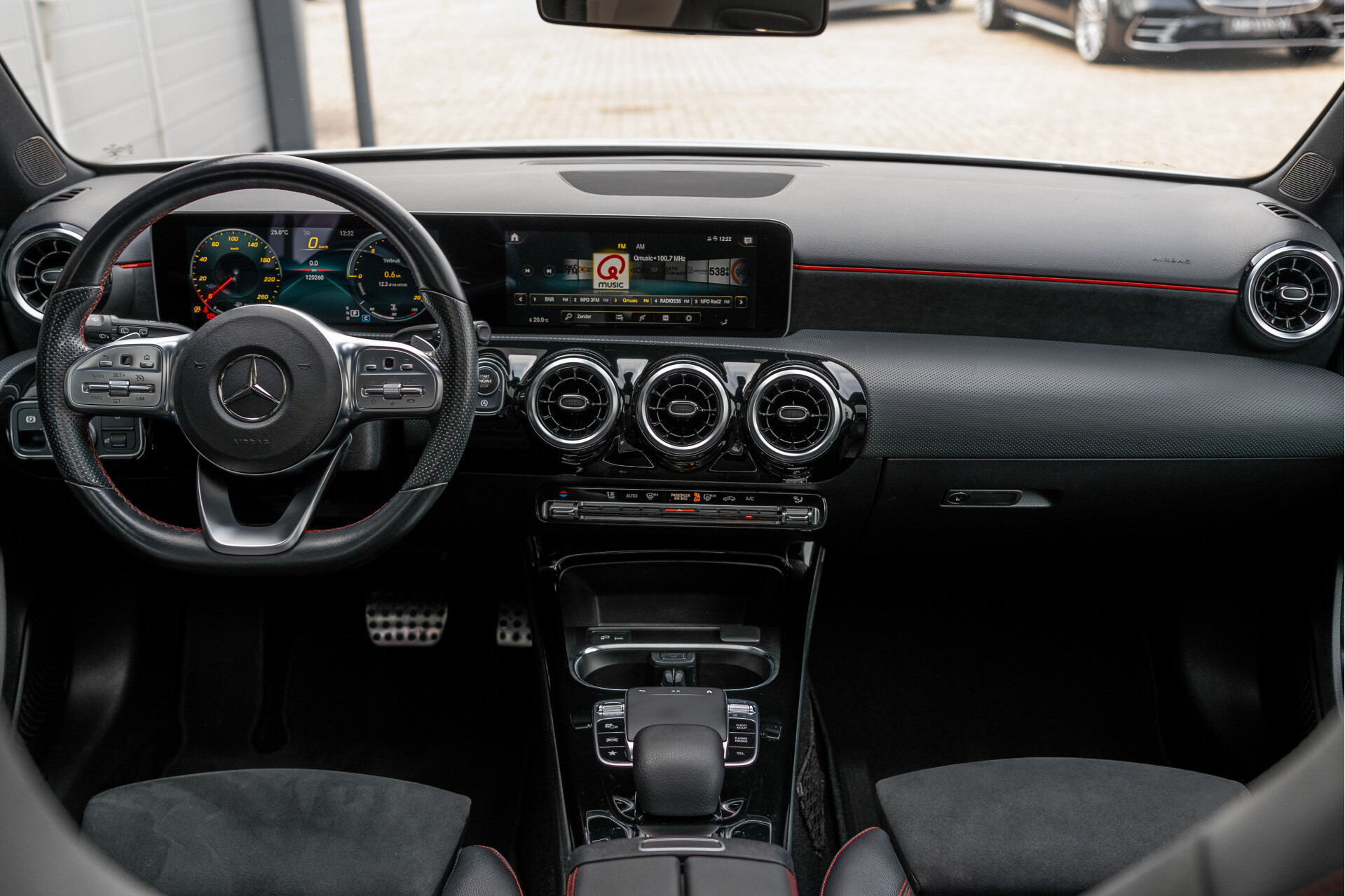 Mercedes-Benz A-Klasse 180 d AMG Night | Panorama | Widescreen | LED | MBUX Aut7 Foto 5