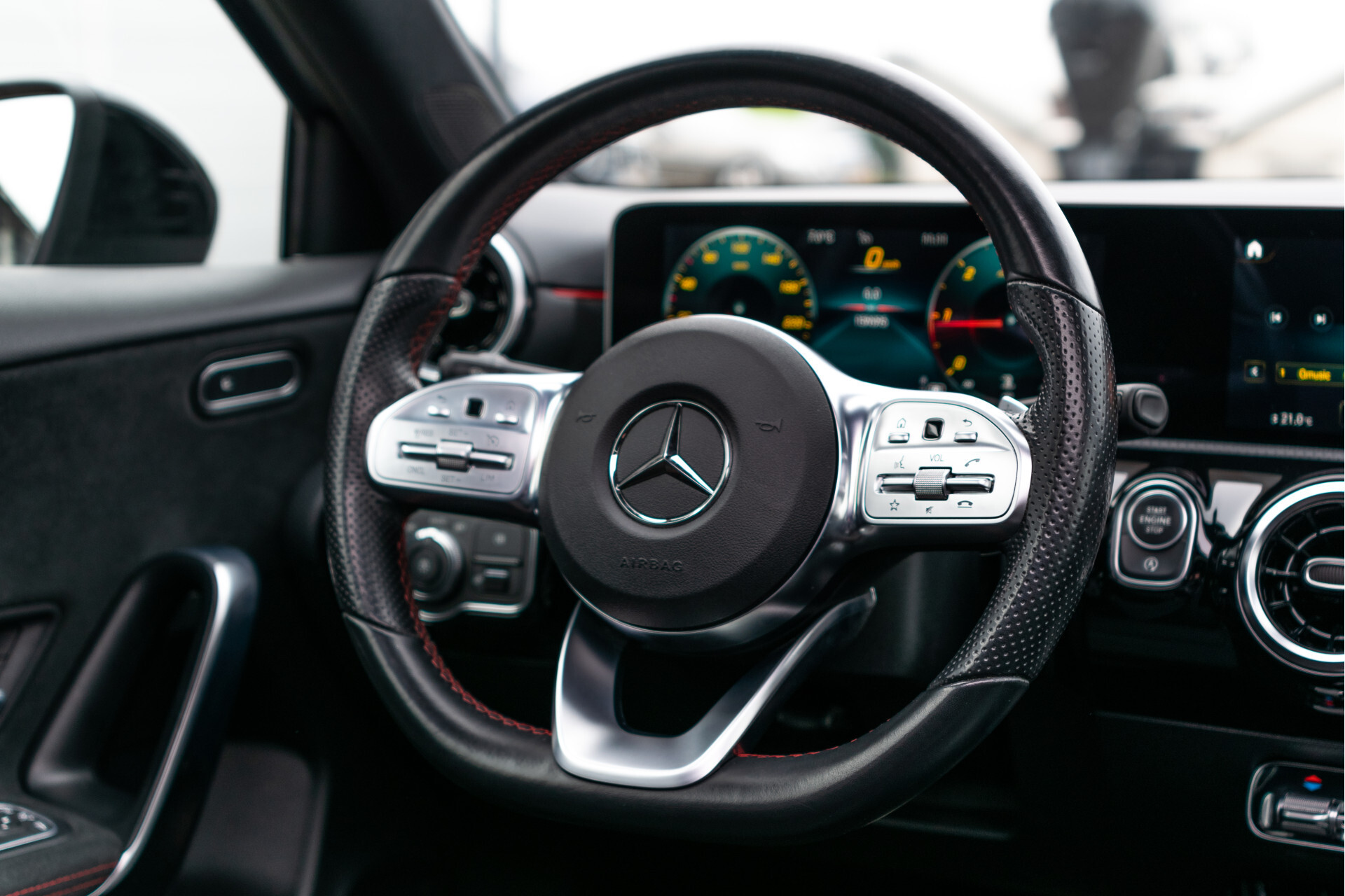 Mercedes-Benz A-Klasse 180 d AMG Night|Panorama|MBUX|Trekhaak|LED|Verw-stoelen|New Service Foto 7