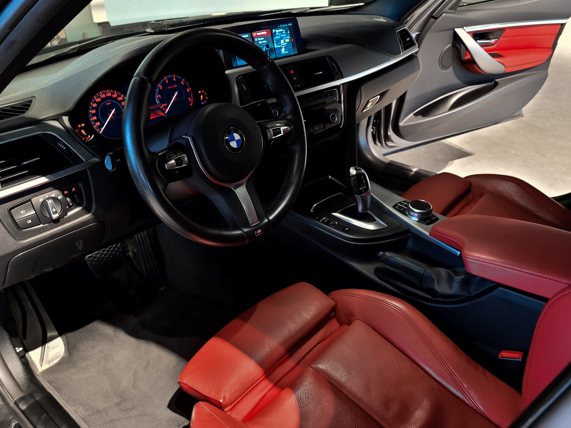 BMW 3 Serie 318i Edition M Sport Shadow High Executive Camera|Hifi|Dab|18"|ECC|LED|Korralrot leder Foto 14