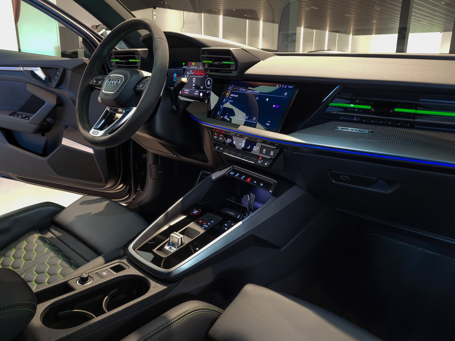 Audi RS3 Limousine 2.5 TFSI Quattro 400pk Hulk Edition B&O|Panorama|Adaptive Cruise|Keyless|Sportstoelen|Fijnnappa|Carbon|Full LED Foto 36