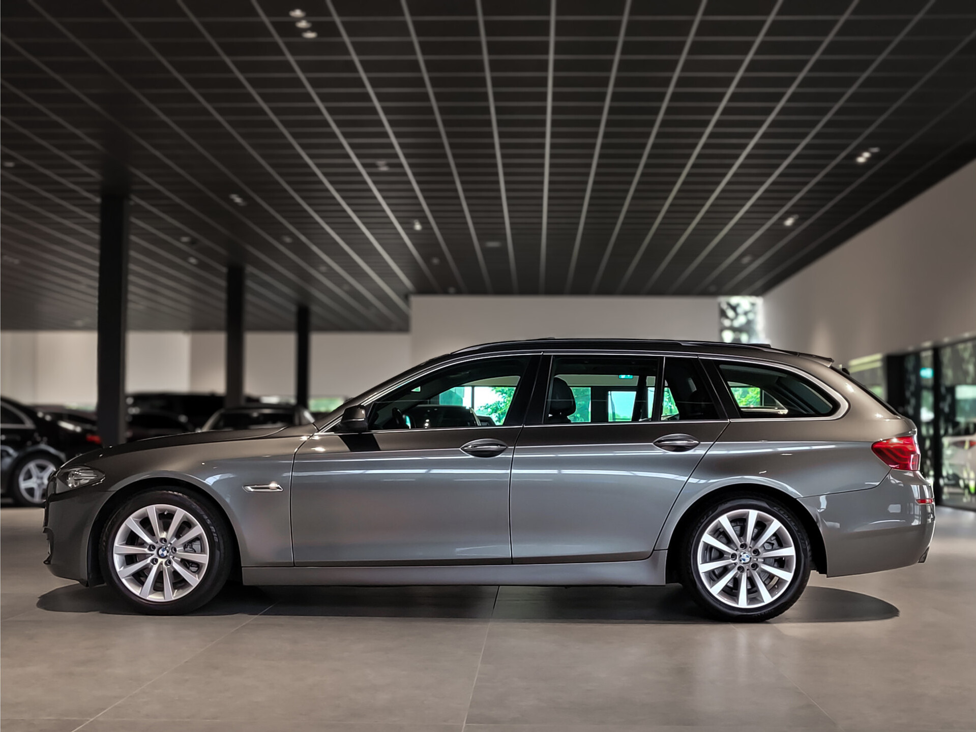 BMW 5 Serie Touring 520d High Executive Panoramadak|Sportstoelen|Aut-Trekhaak|Keyless|EDC|18"|Leder Foto 11