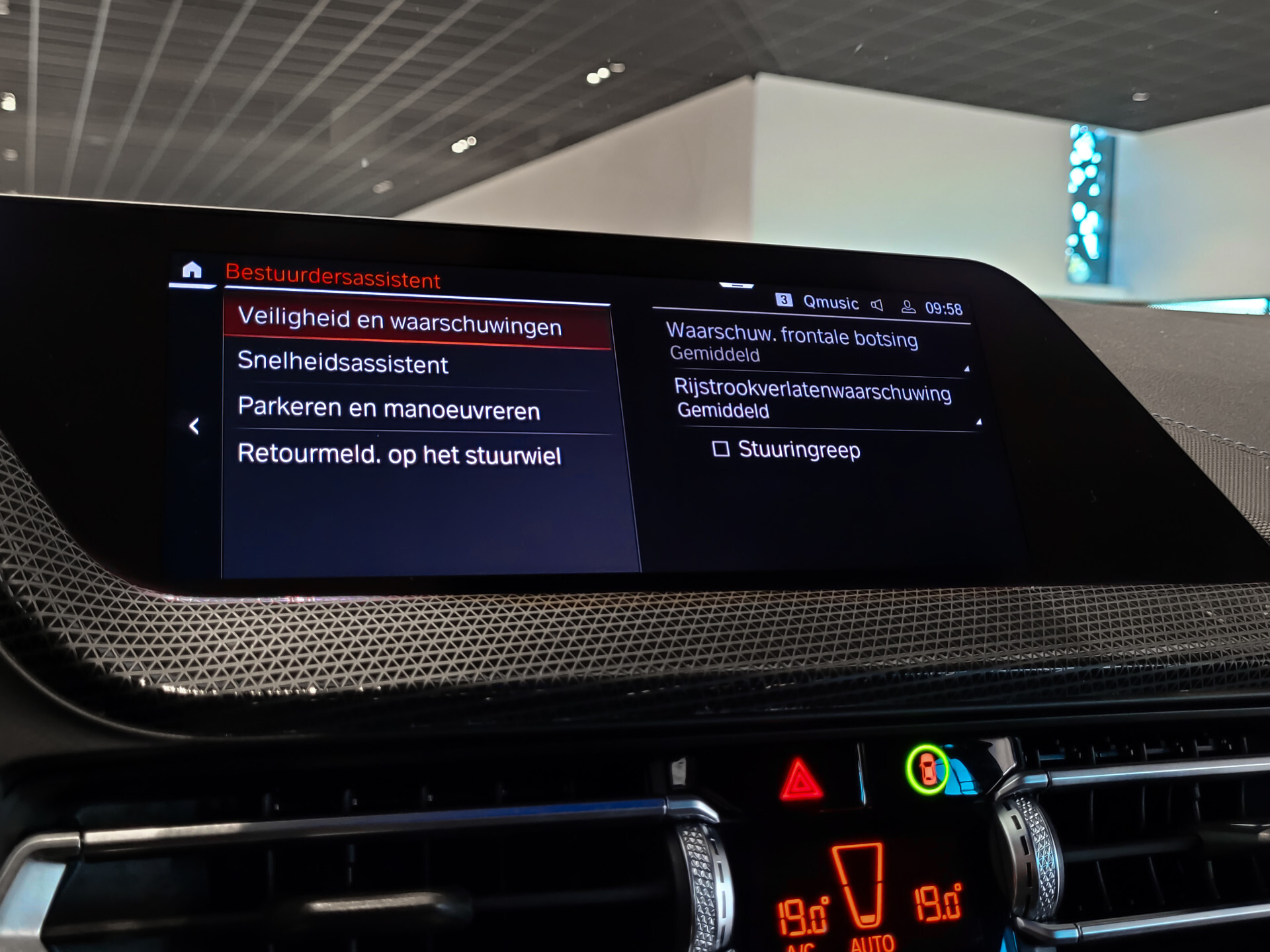 BMW 1-serie M135i xDrive Performance|Aerodynamica|Sportstoelen|Harman-Kardon|Active Guard|LED Foto 15