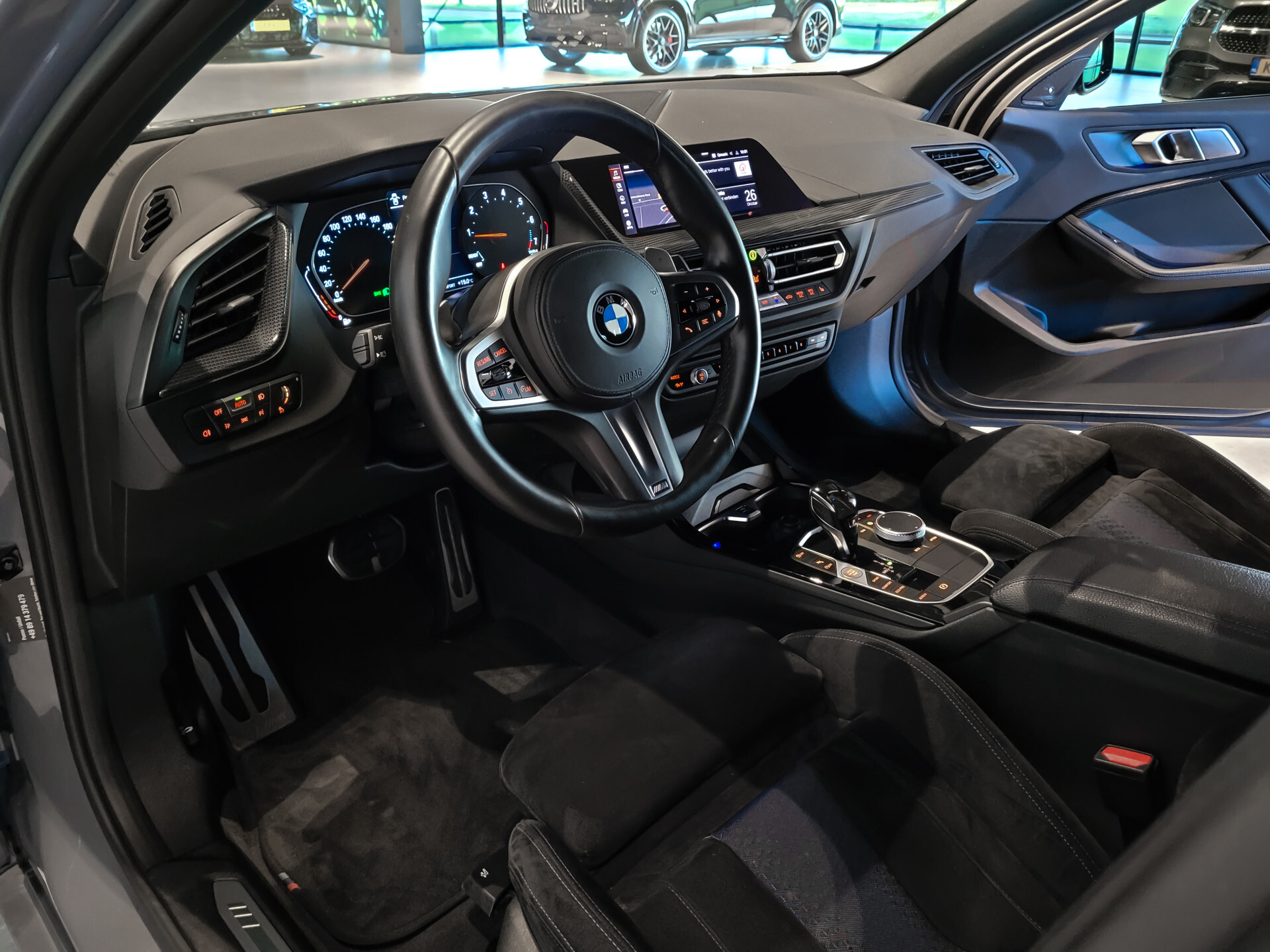 BMW 1-serie M135i xDrive Performance|Aerodynamica|Sportstoelen|Harman-Kardon|Active Guard|LED Foto 18