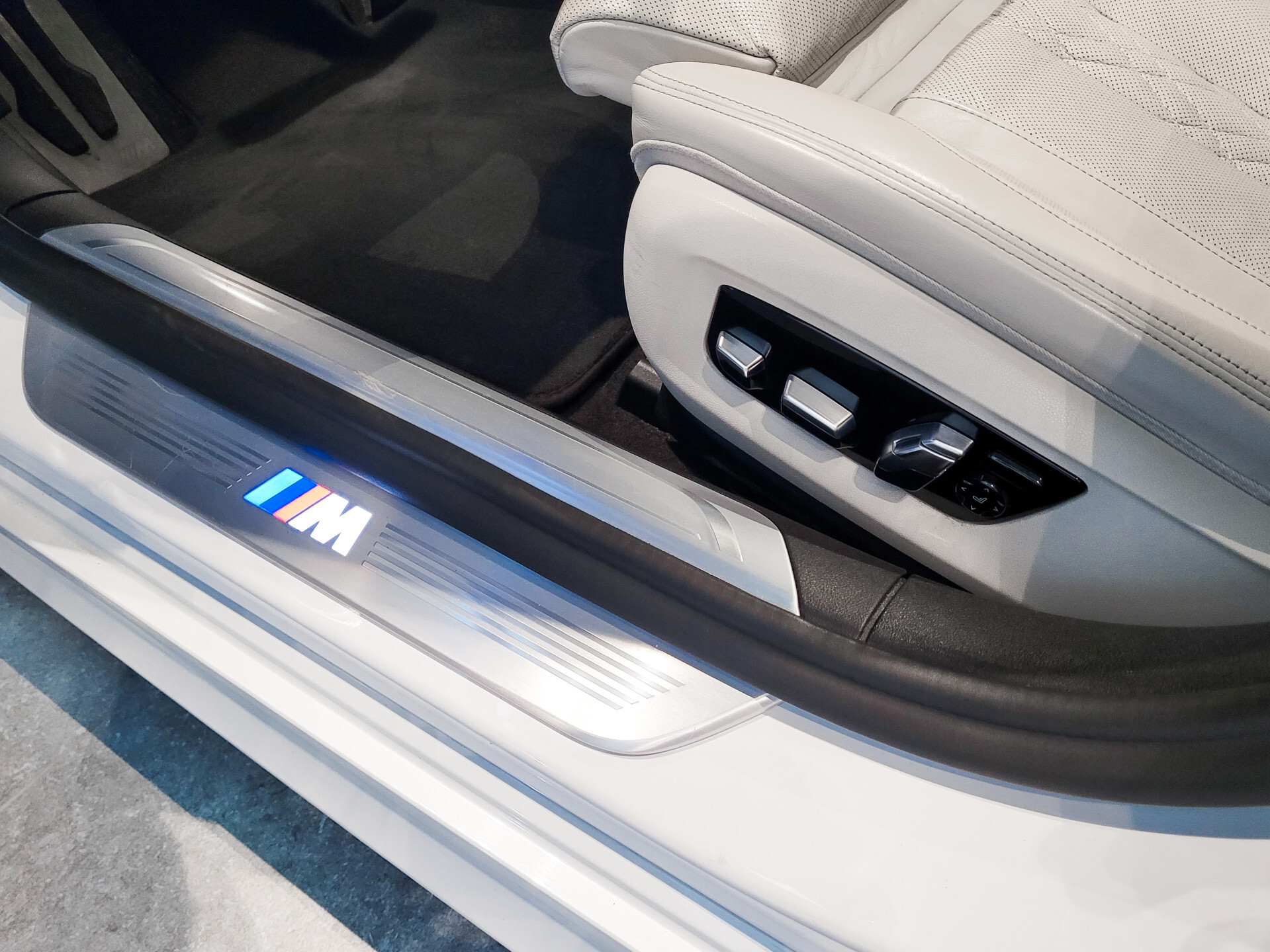 BMW 7 Serie 745Le xDrive M-Sport High Executive Lounge Seating|Klaptafels|B&W|4*Massage|Laser|Sky Lounge Foto 19