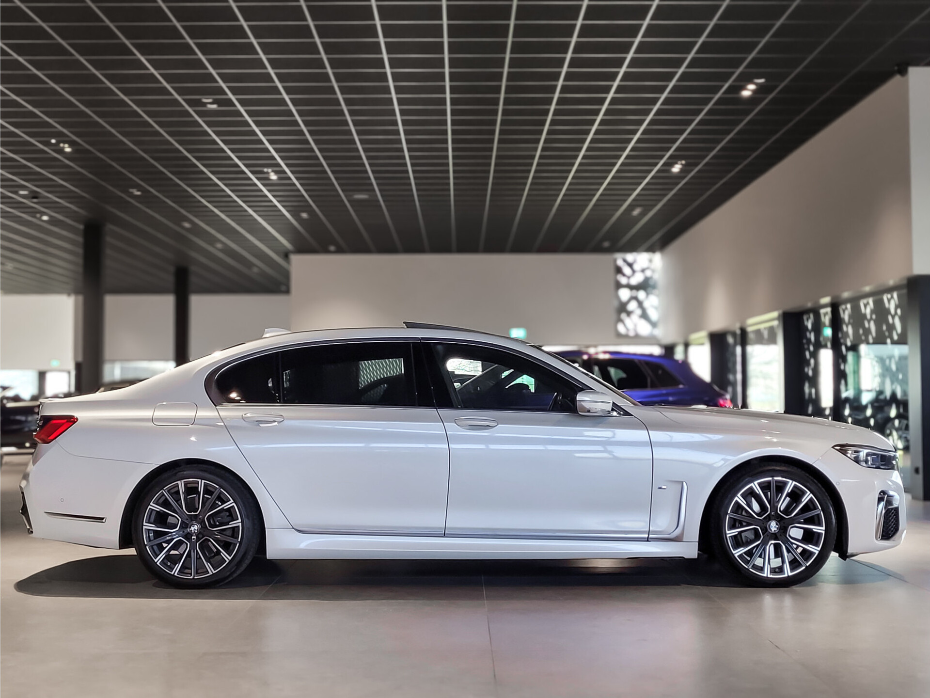 BMW 7 Serie 745Le xDrive M-Sport High Executive Lounge Seating|Klaptafels|B&W|4*Massage|Laser|Sky Lounge Foto 3