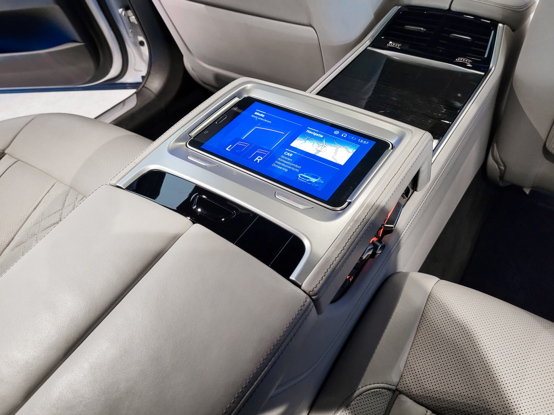 BMW 7 Serie 745Le xDrive M-Sport High Executive Lounge Seating|Klaptafels|B&W|4*Massage|Laser|Sky Lounge Foto 45