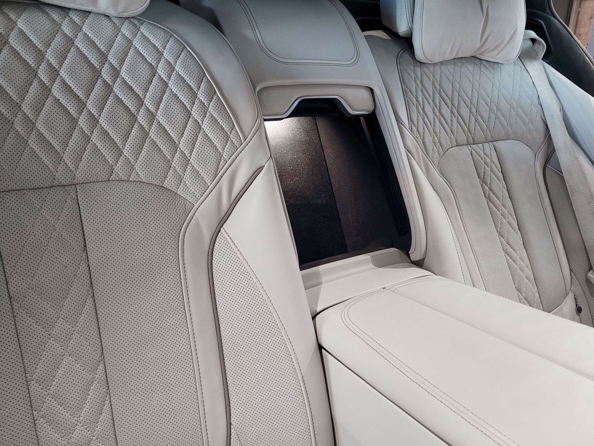 BMW 7 Serie 745Le xDrive M-Sport High Executive Lounge Seating|Klaptafels|B&W|4*Massage|Laser|Sky Lounge Foto 52