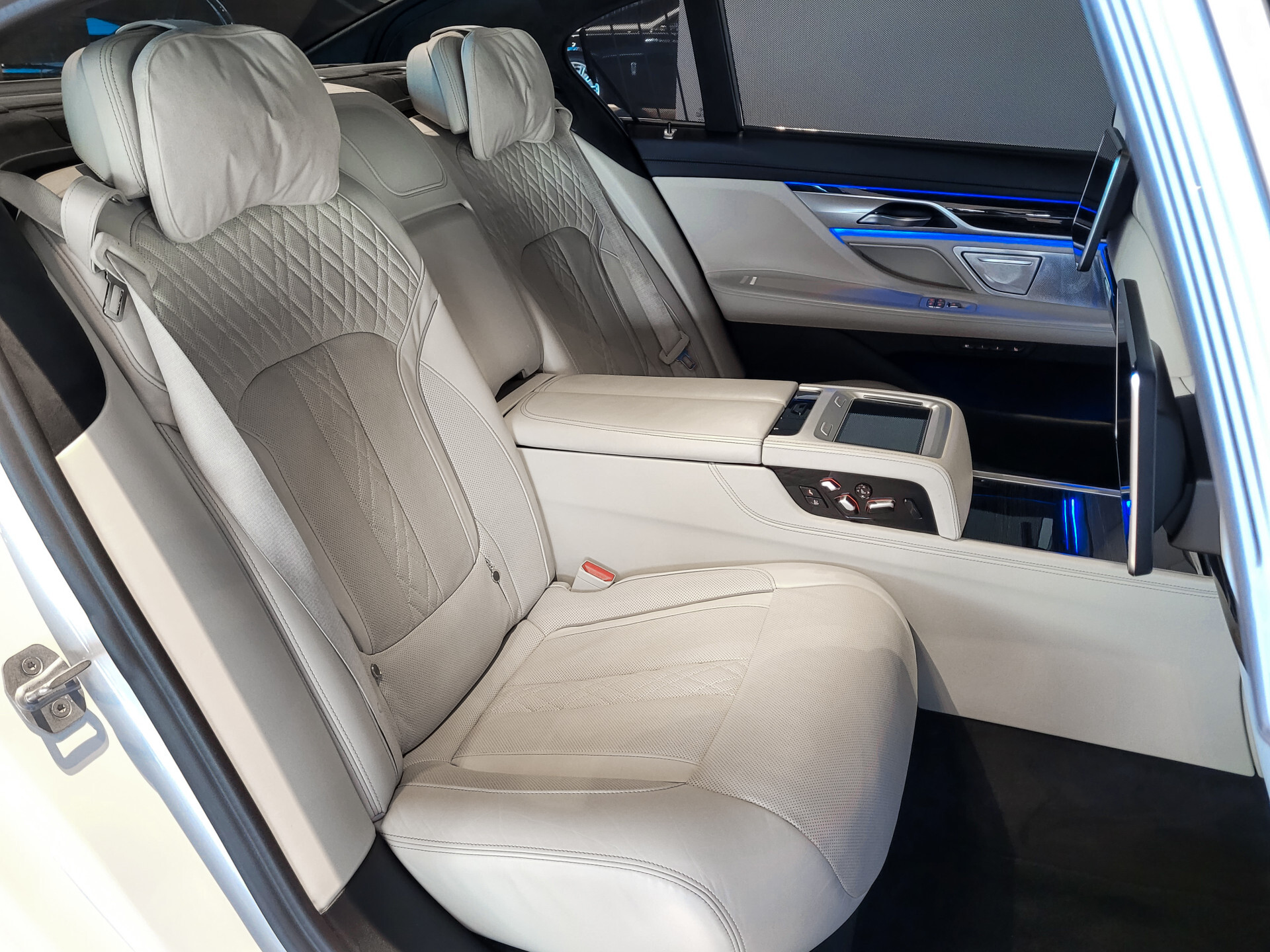 BMW 7 Serie 745Le xDrive M-Sport High Executive Lounge Seating|Klaptafels|B&W|4*Massage|Laser|Sky Lounge Foto 7