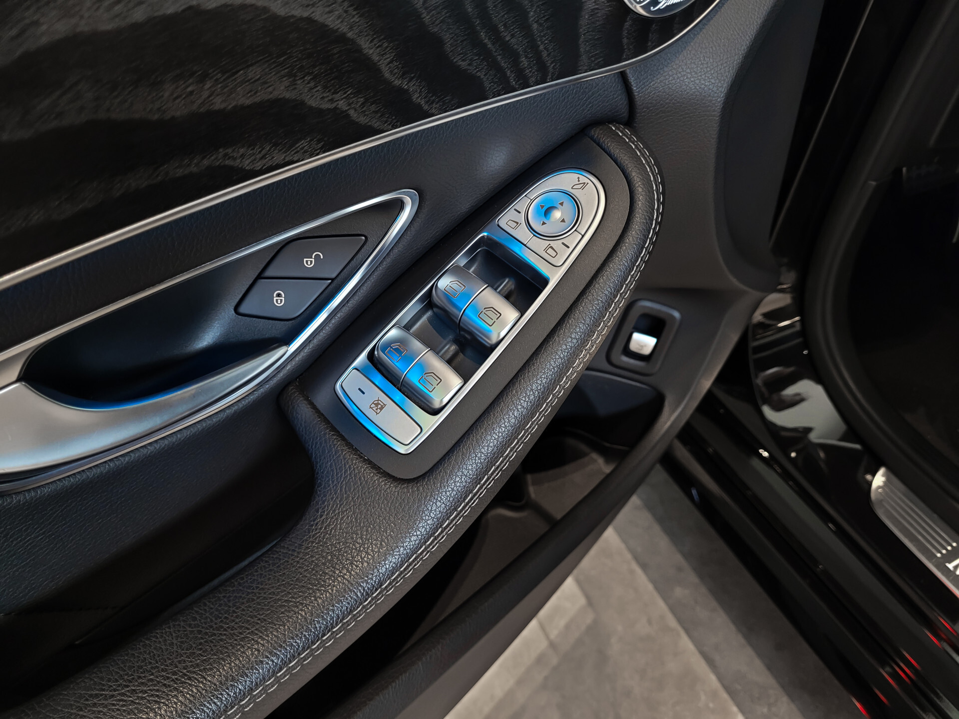 Mercedes-Benz C-Klasse 400 4-M AMG Night|Panorama|19"|Burmester|360|Distronic Foto 12