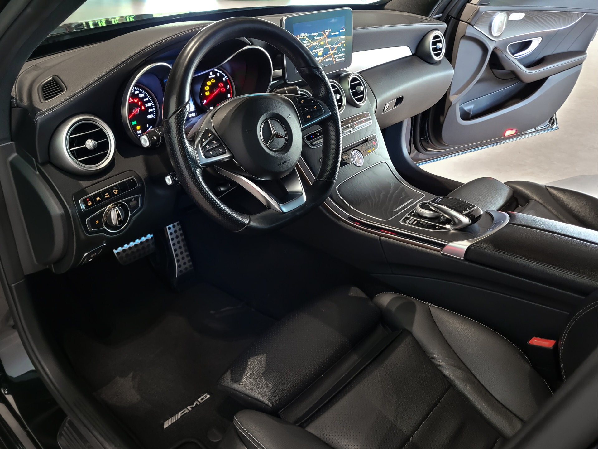 Mercedes-Benz C-Klasse 400 4-M AMG Night|Panorama|19"|Burmester|360|Distronic Foto 16