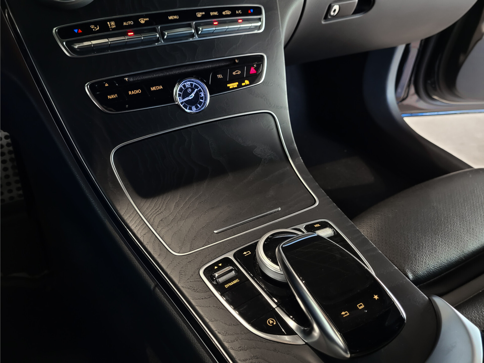 Mercedes-Benz C-Klasse 400 4-M AMG Night|Panorama|19"|Burmester|360|Distronic Foto 24