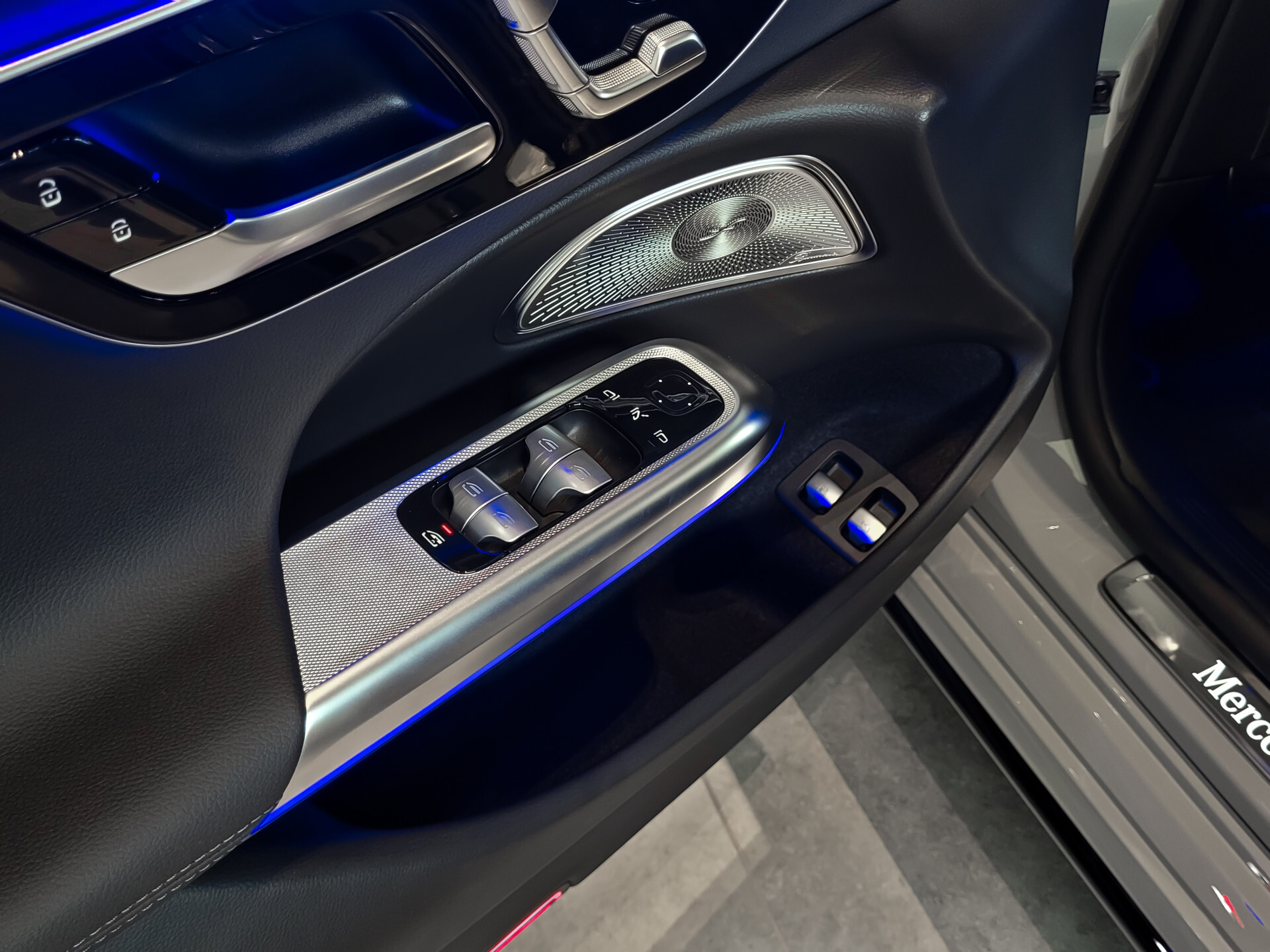 Mercedes-Benz E-Klasse 400 e 4-M AMG Luchtvering|Achterasbesturing|Superscreen|Keyless|Stoelkoeling|HUD|Digital Light Foto 12