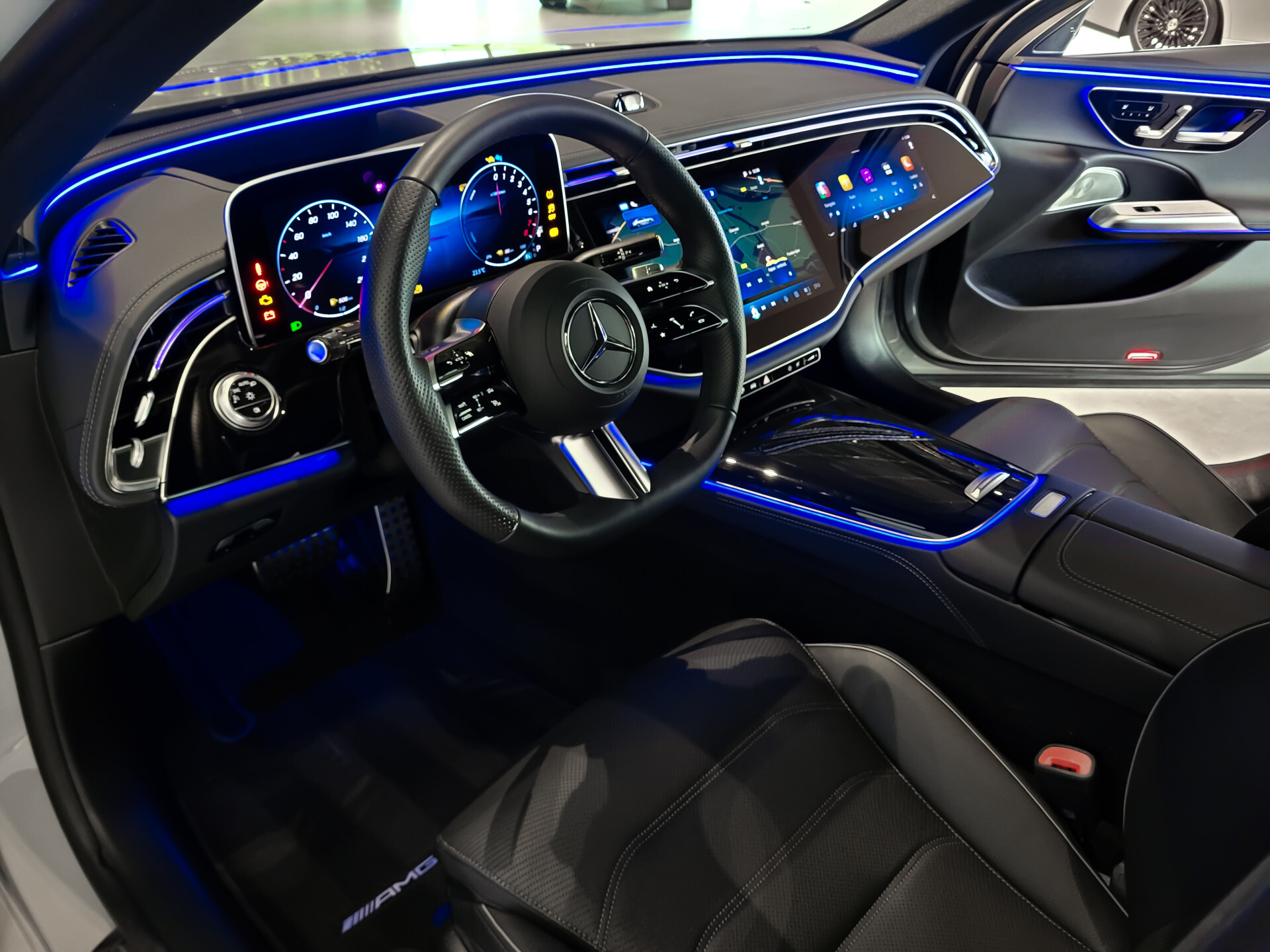 Mercedes-Benz E-Klasse 400 e 4-M AMG Luchtvering|Achterasbesturing|Superscreen|Keyless|Stoelkoeling|HUD|Digital Light Foto 16