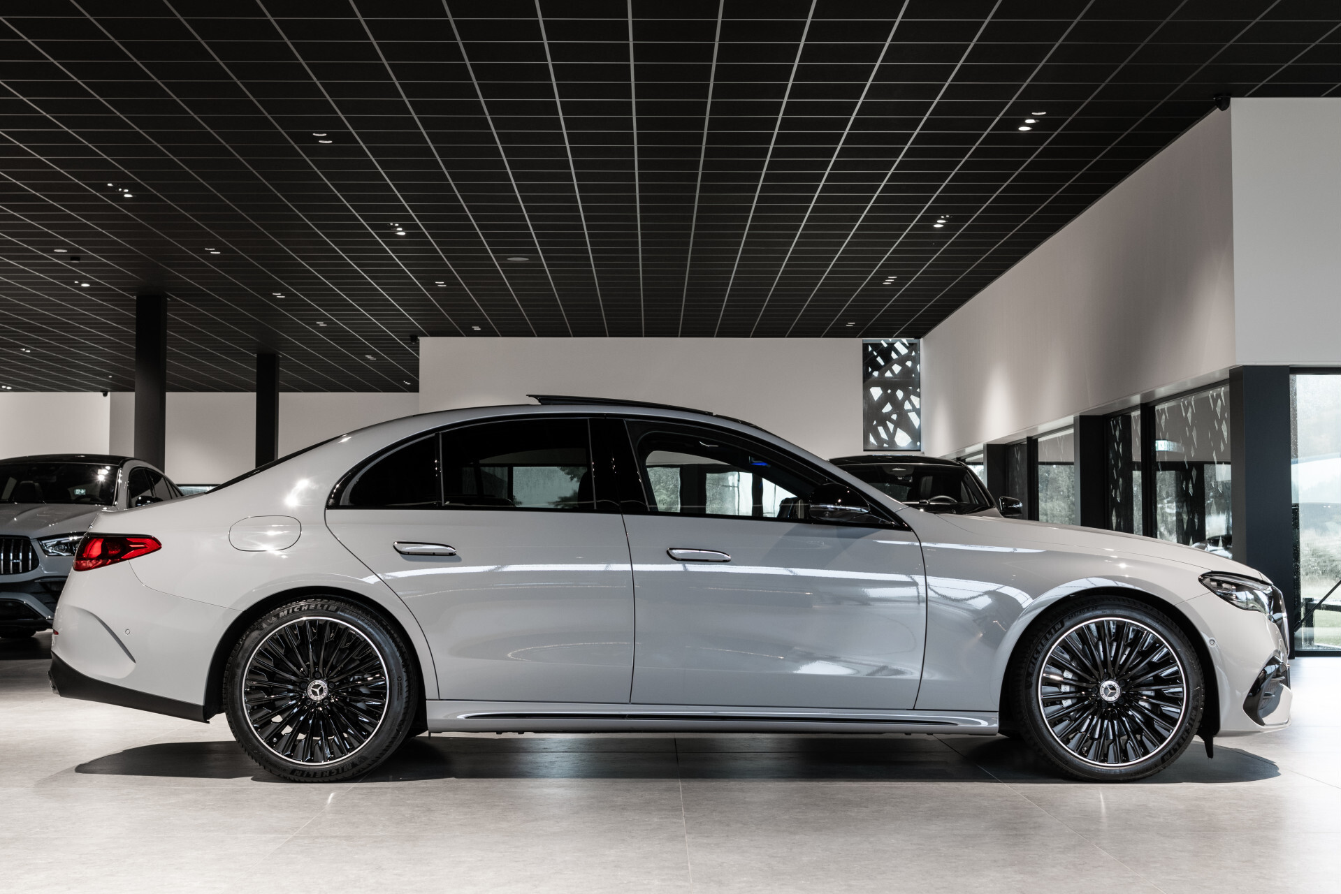 Mercedes-Benz E-Klasse 400 e 4-M AMG Luchtvering|Achterasbesturing|Superscreen|Keyless|Stoelkoeling|HUD|Digital Light Foto 3