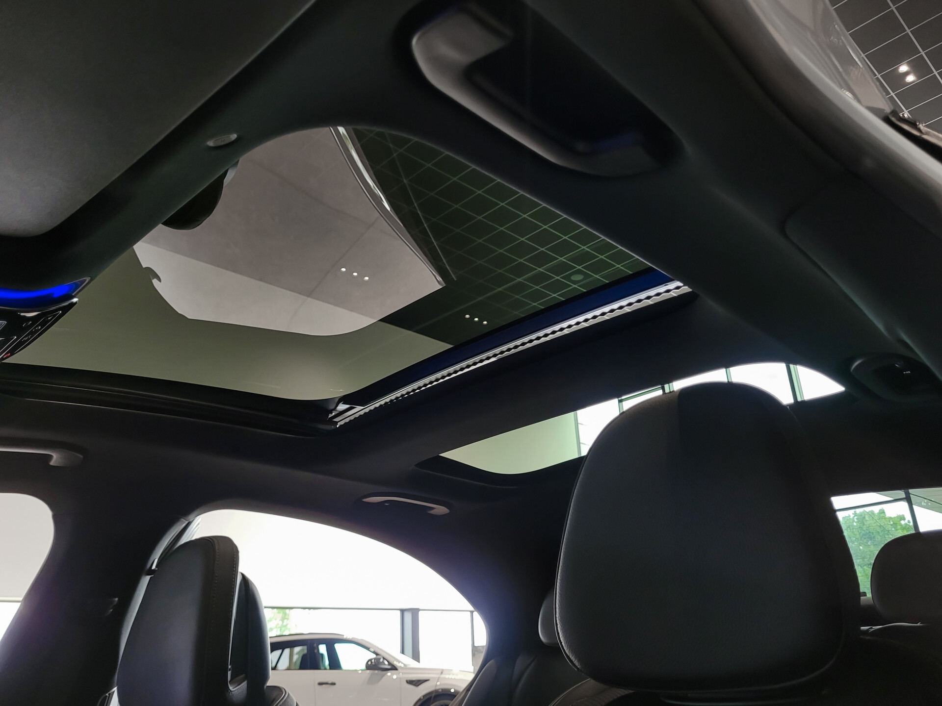 Mercedes-Benz E-Klasse 400 e 4-M AMG Luchtvering|Achterasbesturing|Superscreen|Keyless|Stoelkoeling|HUD|Digital Light Foto 36