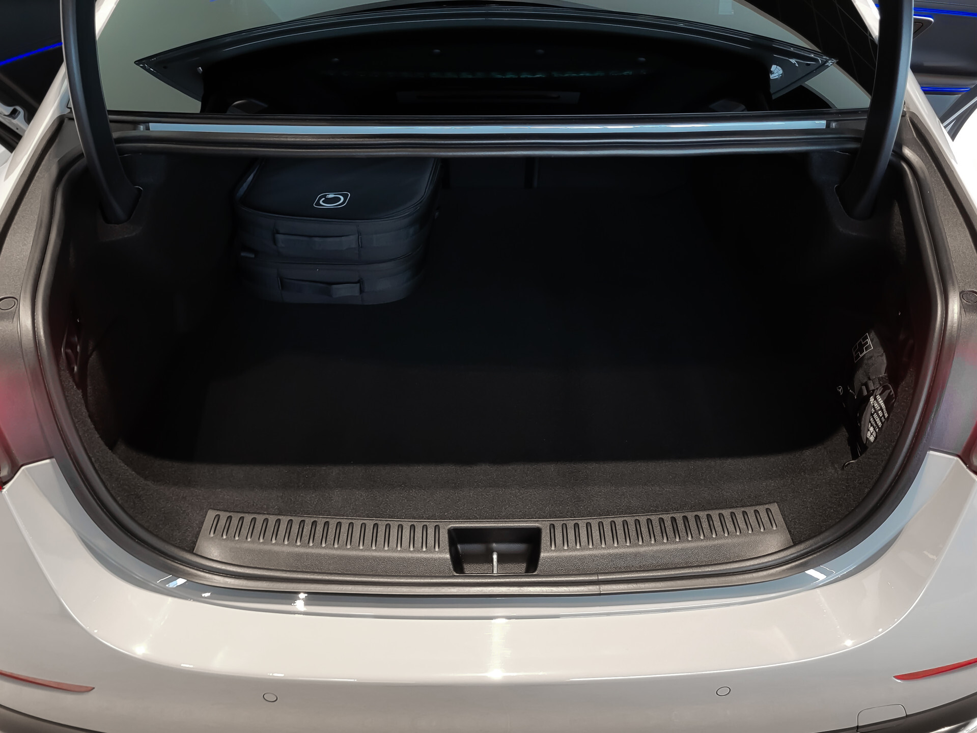 Mercedes-Benz E-Klasse 400 e 4-M AMG Luchtvering|Achterasbesturing|Superscreen|Keyless|Stoelkoeling|HUD|Digital Light Foto 37