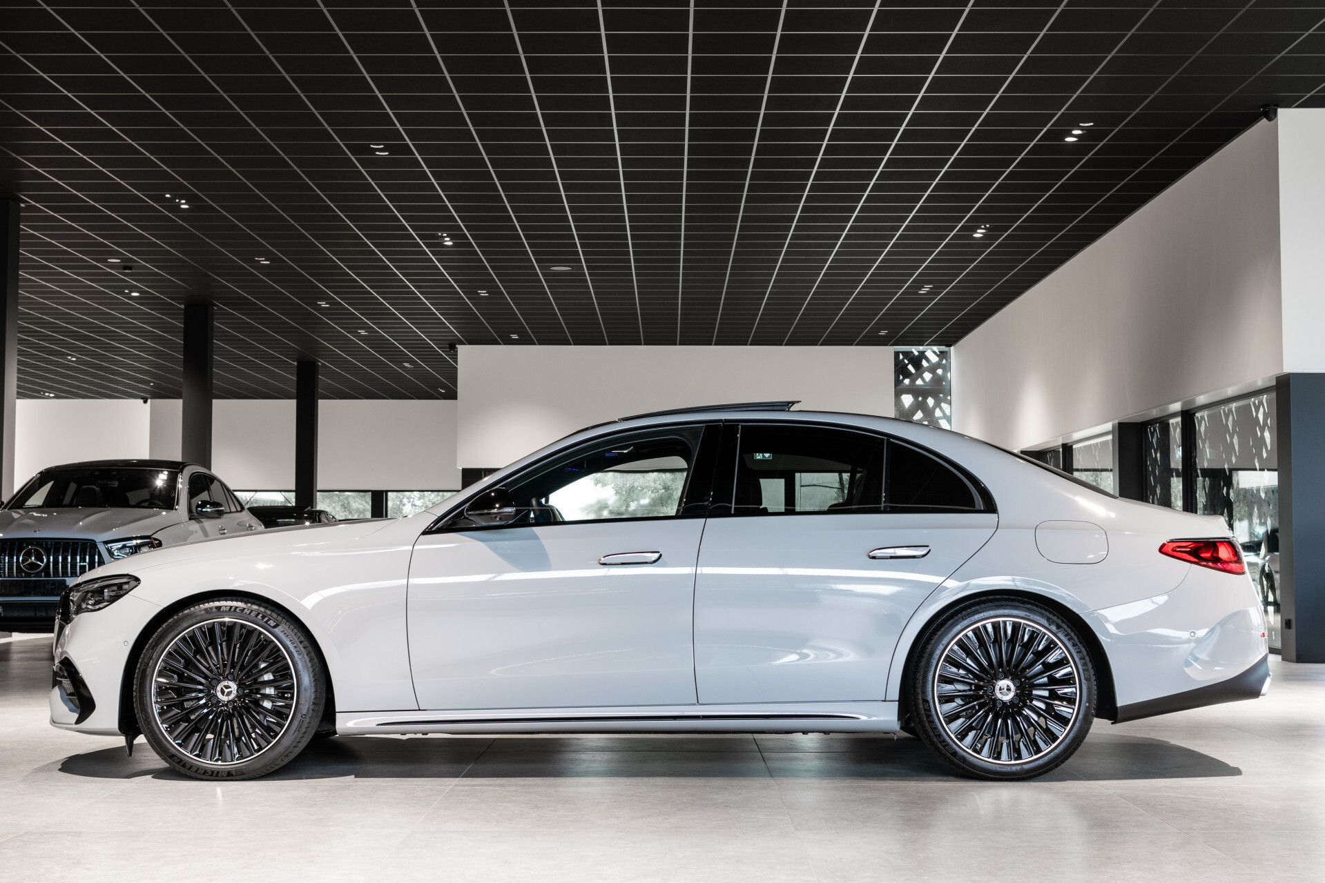 Mercedes-Benz E-Klasse 400 e 4-M AMG Luchtvering|Achterasbesturing|Superscreen|Keyless|Stoelkoeling|HUD|Digital Light Foto 4