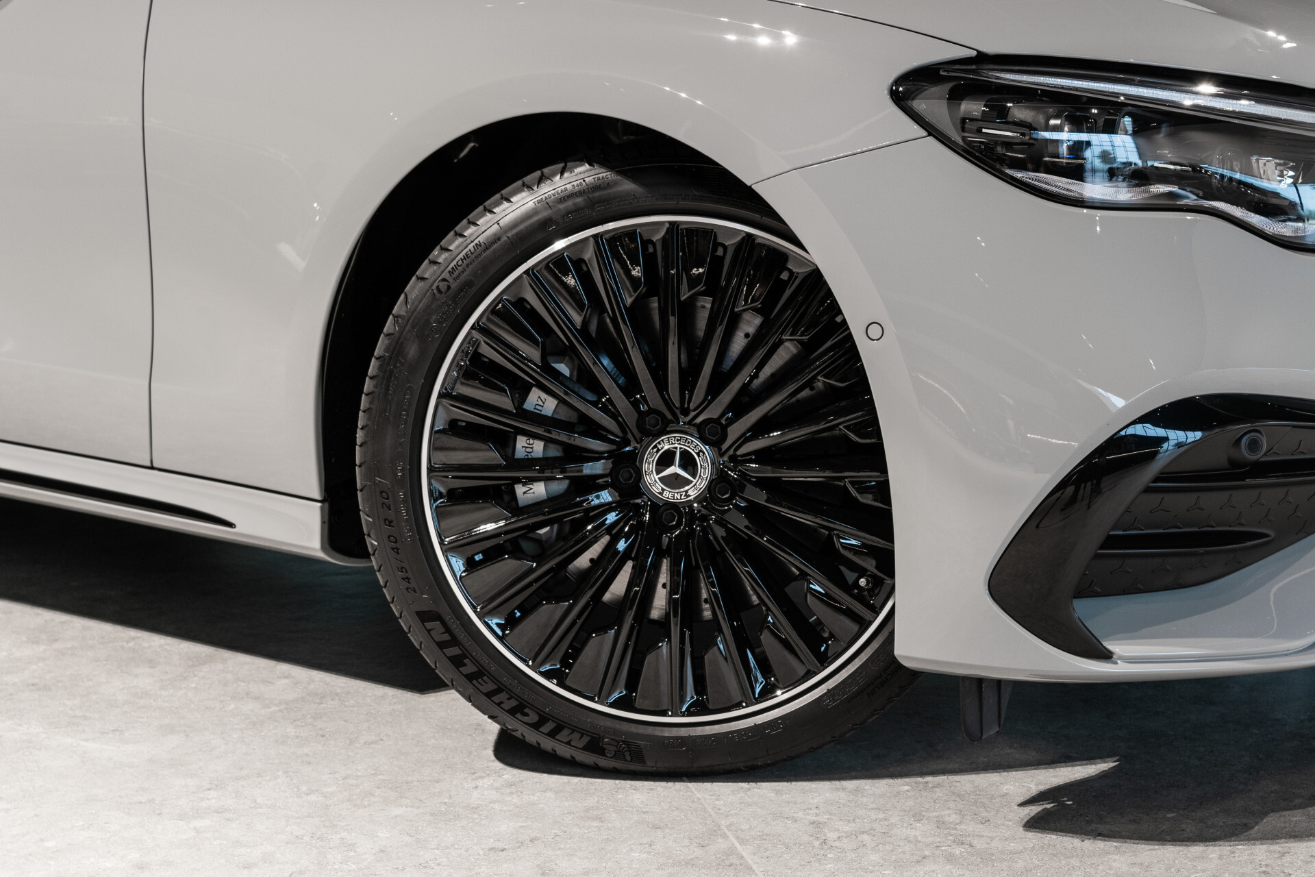 Mercedes-Benz E-Klasse 400 e 4-M AMG Luchtvering | Achterasbesturing | Superscreen | Keyless | Stoelkoeling | HUD | Digital Light Foto 44