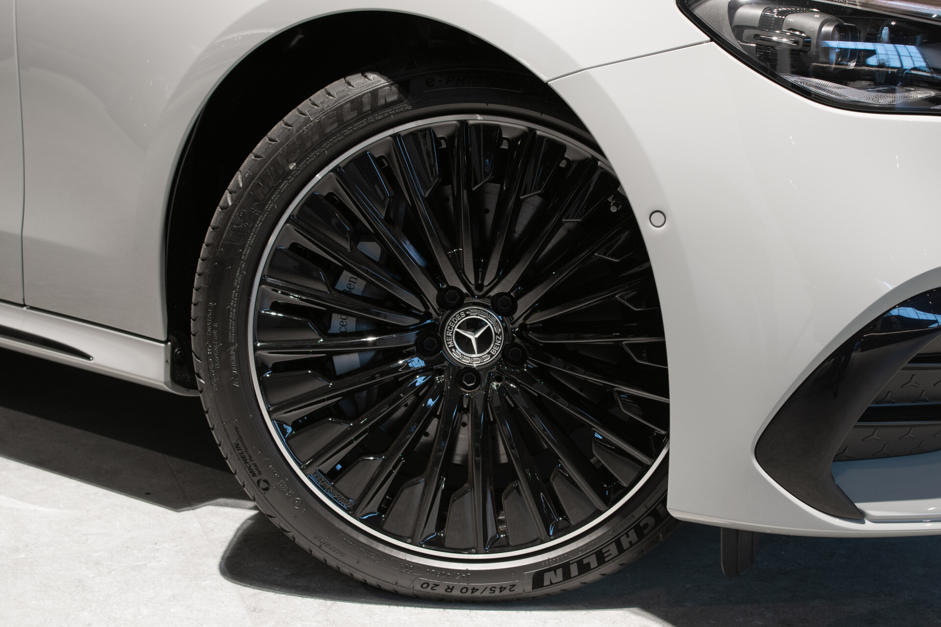 Mercedes-Benz E-Klasse 400 e 4-M AMG Luchtvering | Achterasbesturing | Superscreen | Keyless | Stoelkoeling | HUD | Digital Light Foto 45