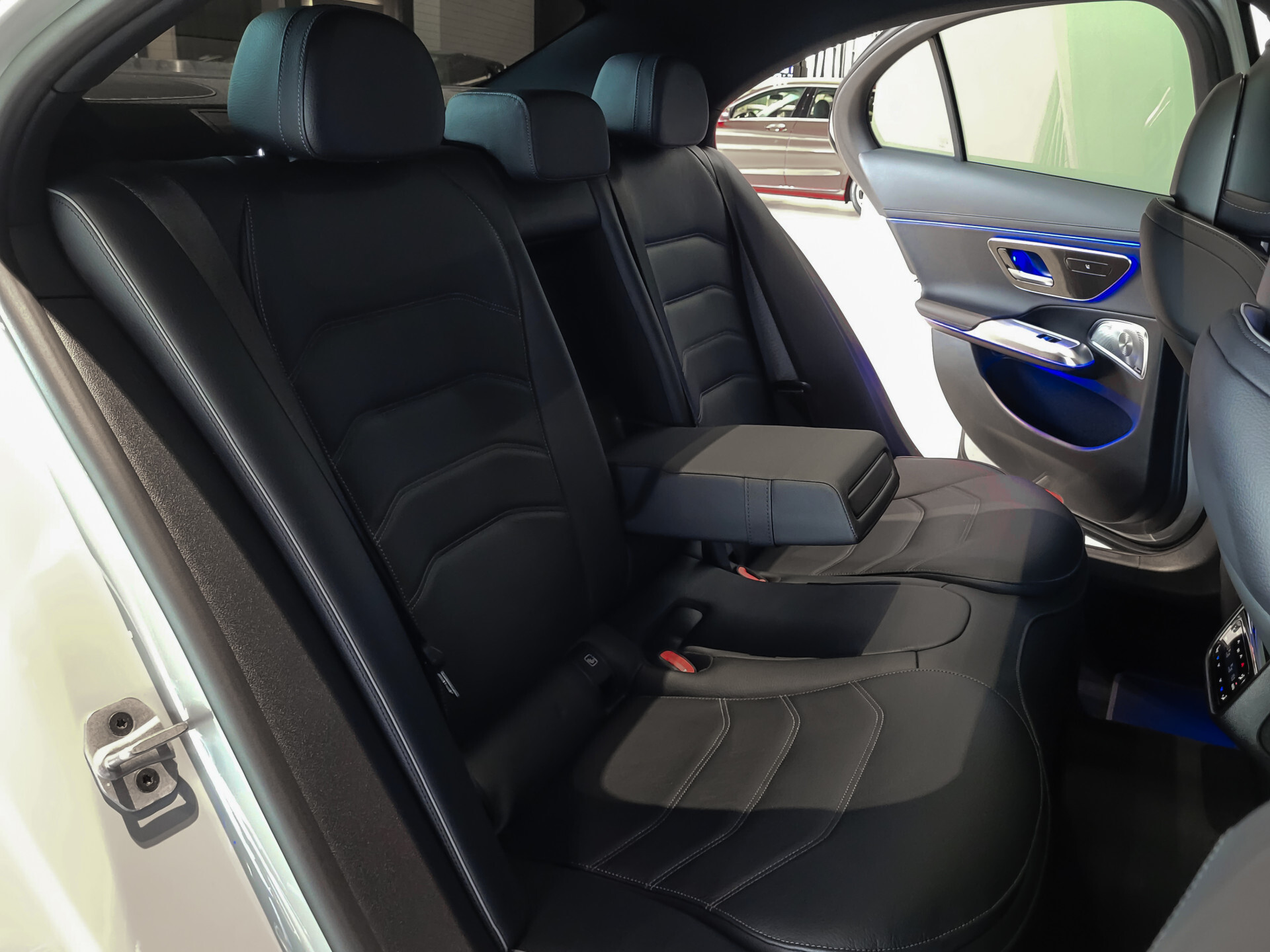 Mercedes-Benz E-Klasse 400 e 4-M AMG Luchtvering|Achterasbesturing|Superscreen|Keyless|Stoelkoeling|HUD|Digital Light Foto 7