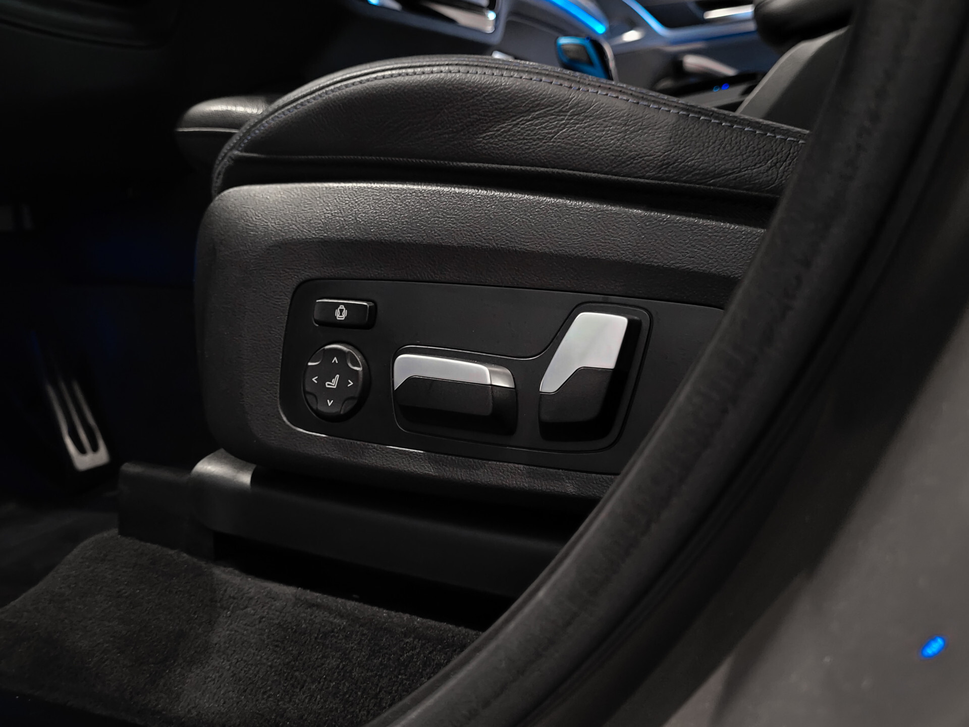 BMW iX3 FACELIFT M Sport High Executive 80 kWh Shadow|Driving Assistant|Keyless|HUD|Laser|Harman-Kardon|Pano|Sfeerverlichting Foto 16