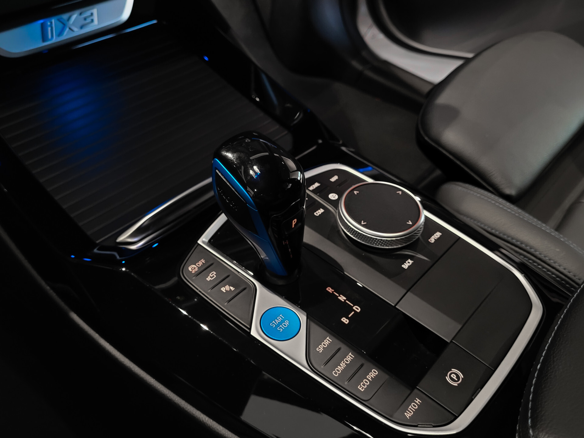 BMW iX3 FACELIFT M Sport High Executive 80 kWh Shadow|Driving Assistant|Keyless|HUD|Laser|Harman-Kardon|Pano|Sfeerverlichting Foto 20