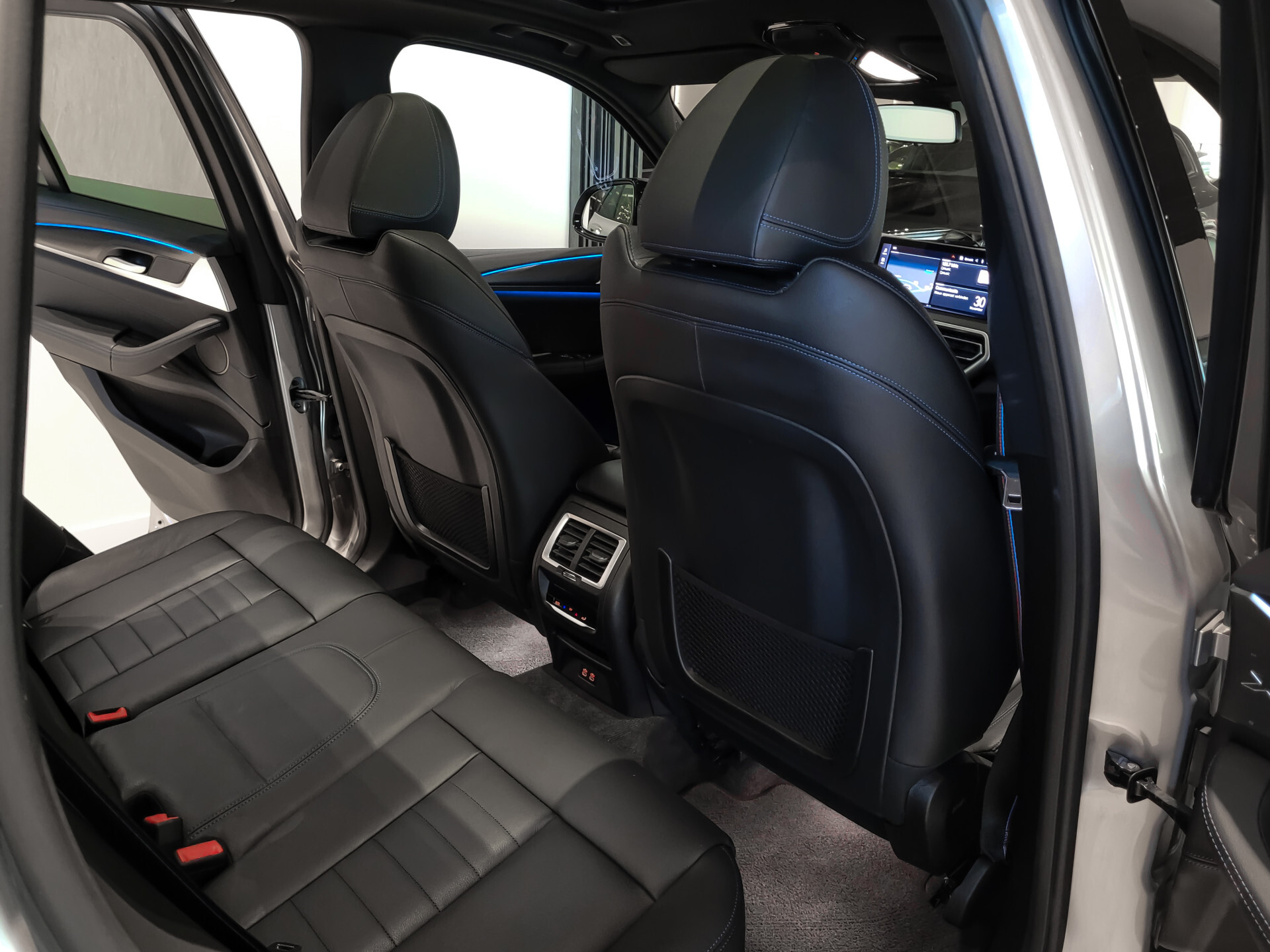 BMW iX3 FACELIFT M Sport High Executive 80 kWh Shadow|Driving Assistant|Keyless|HUD|Laser|Harman-Kardon|Pano|Sfeerverlichting Foto 27