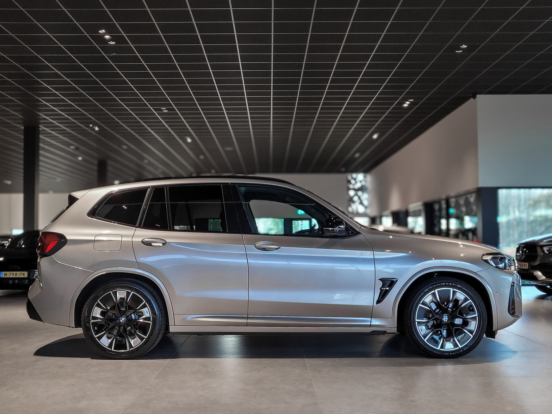 BMW iX3 FACELIFT M Sport High Executive 80 kWh Shadow|Driving Assistant|Keyless|HUD|Laser|Harman-Kardon|Pano|Sfeerverlichting Foto 3