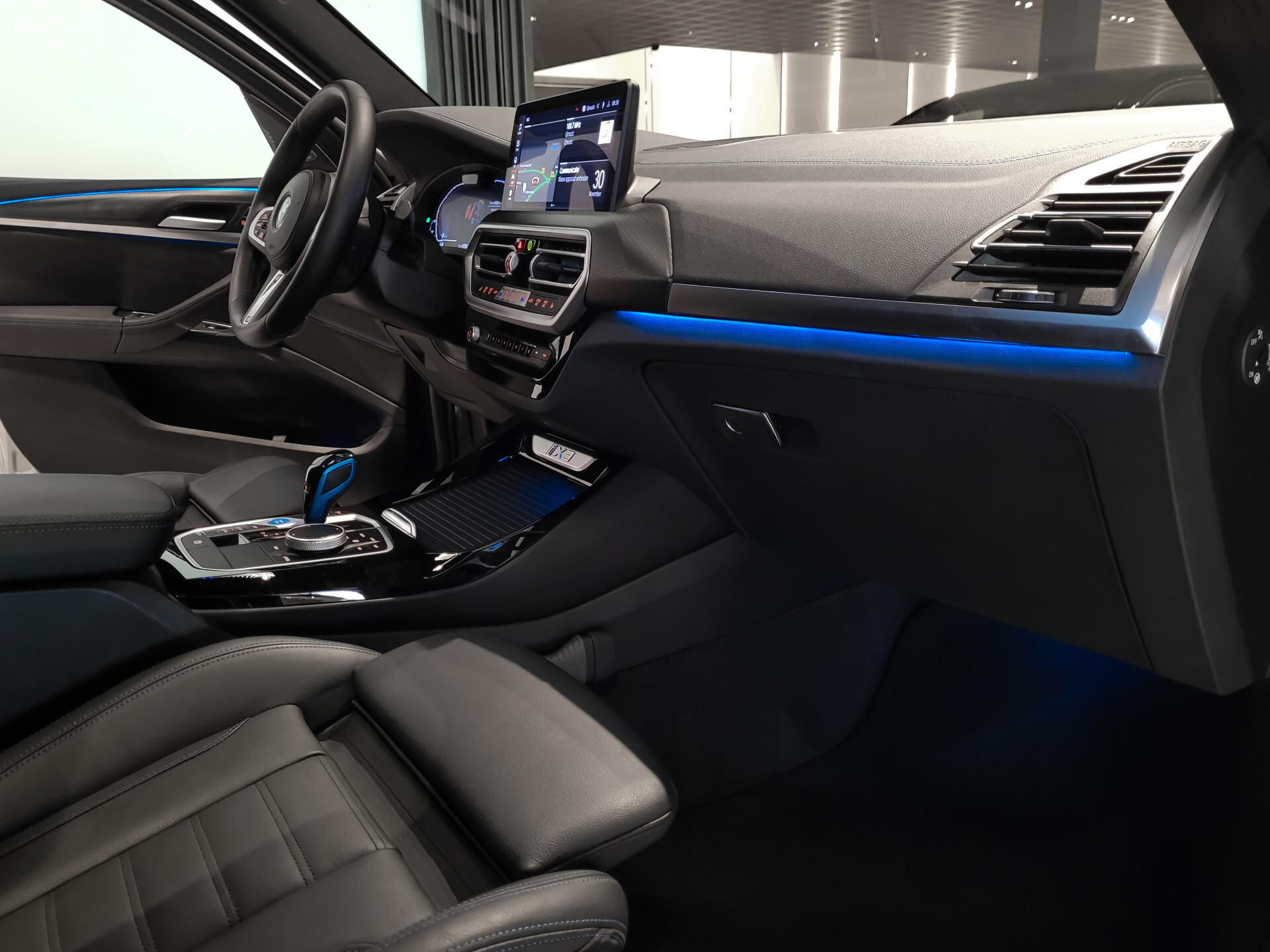 BMW iX3 FACELIFT M Sport High Executive 80 kWh Shadow|Driving Assistant|Keyless|HUD|Laser|Harman-Kardon|Pano|Sfeerverlichting Foto 30