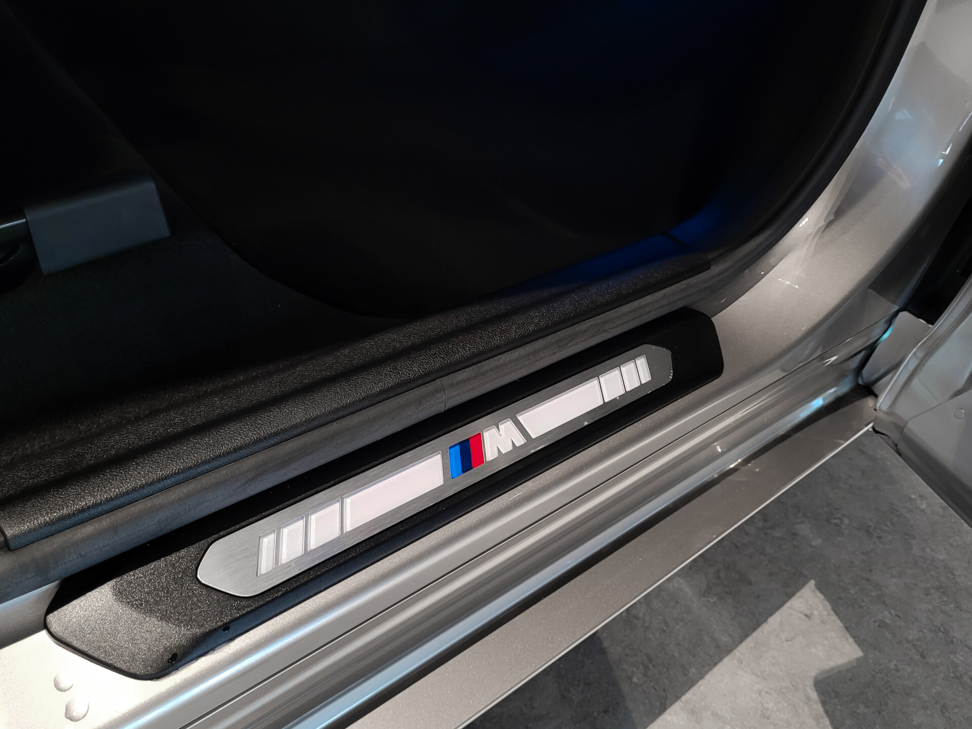 BMW iX3 FACELIFT M Sport High Executive 80 kWh Shadow|Driving Assistant|Keyless|HUD|Laser|Harman-Kardon|Pano|Sfeerverlichting Foto 31