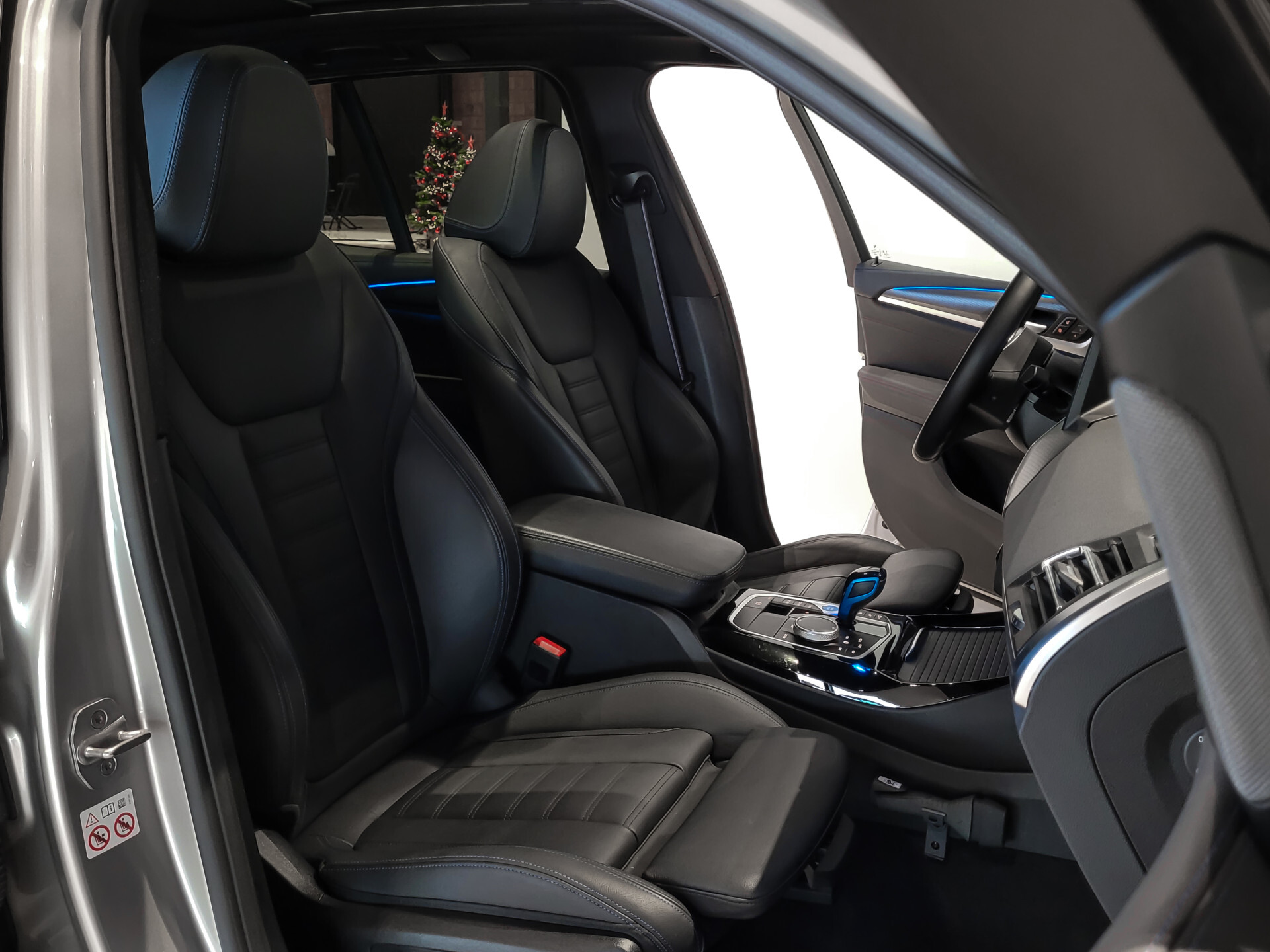 BMW iX3 FACELIFT M Sport High Executive 80 kWh Shadow|Driving Assistant|Keyless|HUD|Laser|Harman-Kardon|Pano|Sfeerverlichting Foto 6