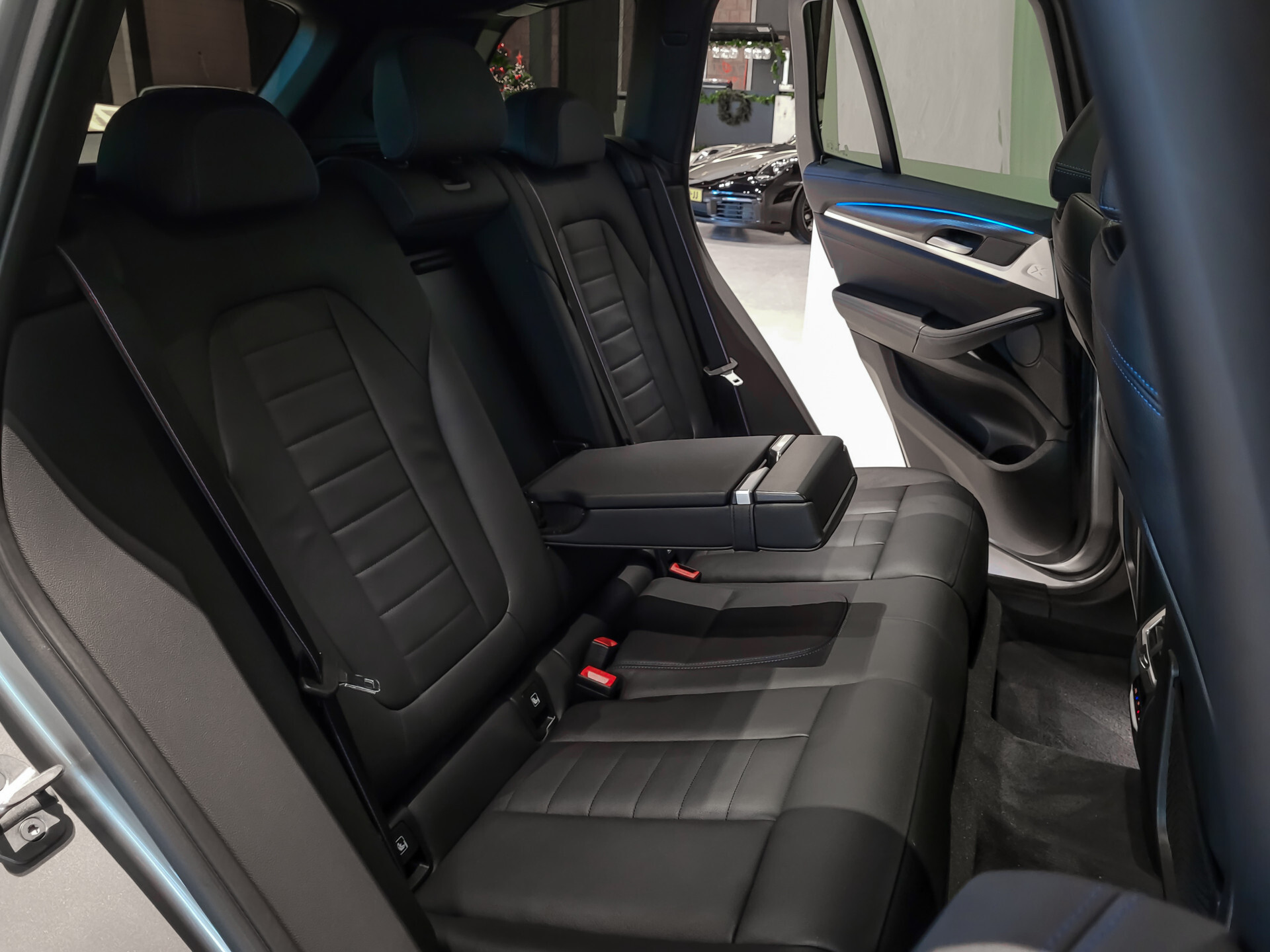 BMW iX3 FACELIFT M Sport High Executive 80 kWh Shadow|Driving Assistant|Keyless|HUD|Laser|Harman-Kardon|Pano|Sfeerverlichting Foto 7
