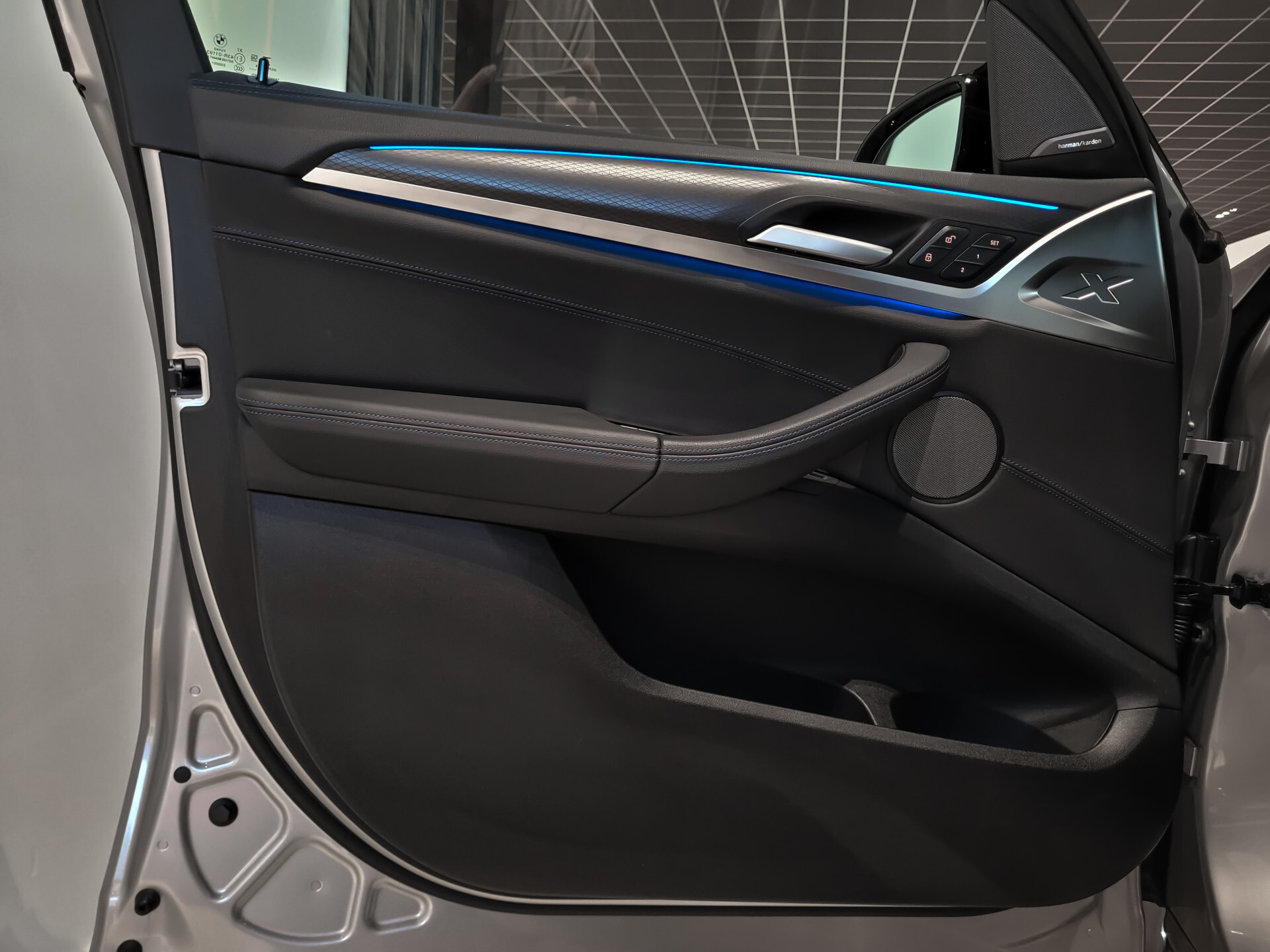 BMW iX3 FACELIFT M Sport High Executive 80 kWh Shadow|Driving Assistant|Keyless|HUD|Laser|Harman-Kardon|Pano|Sfeerverlichting Foto 8