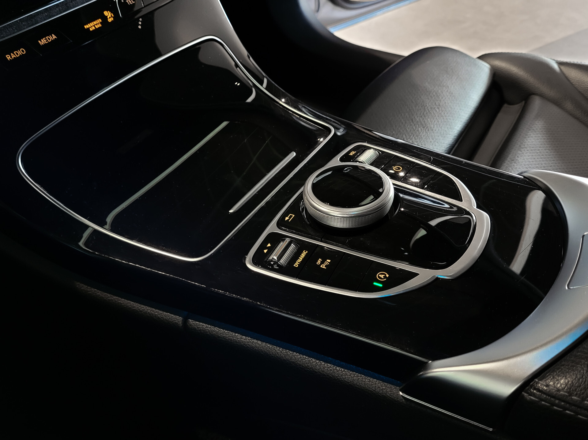 Mercedes-Benz C-Klasse Estate 180 AMG Sport Edition Leder|Sfeerverlichting|Aut-kofferklep|LED|19"|New Service/APK Foto 21